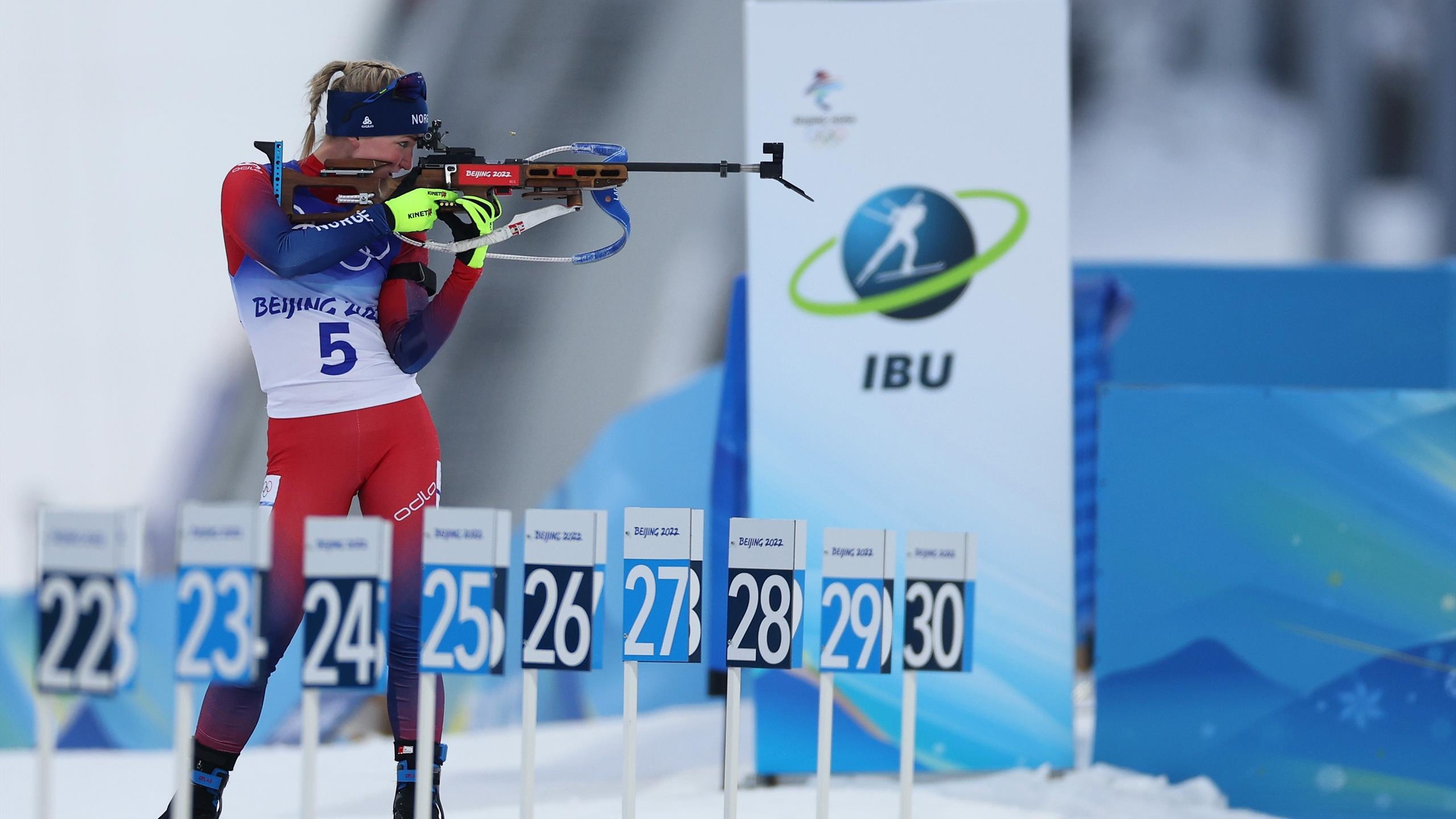 Marte Olsbu Roiseland, Biathlon gold at beijing 2022, 2560x1440 HD Desktop