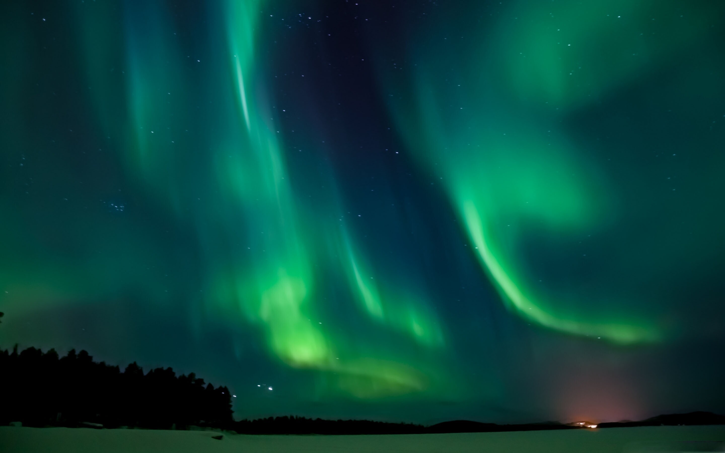 Aurora Borealis: Phenomenon created by interactions between solar particles and the oxygen and nitrogen in the atmosphere, Sweden. 2880x1800 HD Wallpaper.