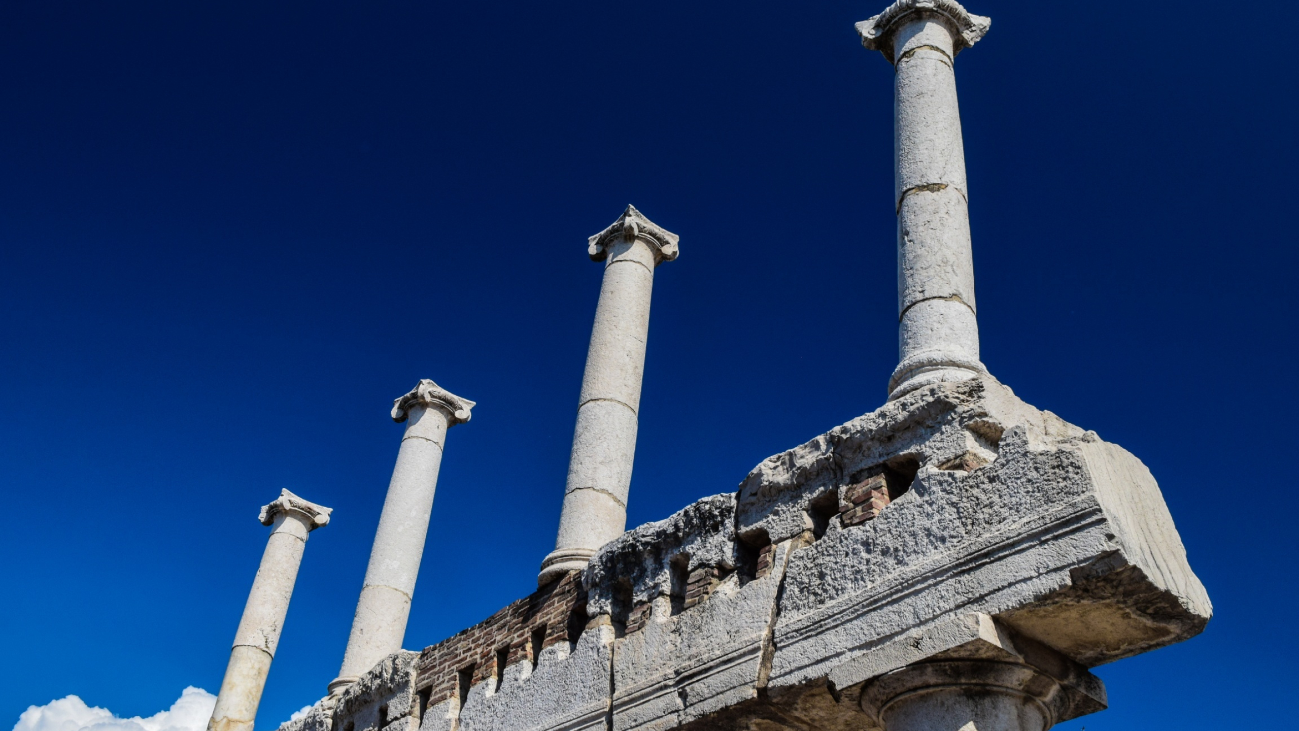 Blauer Himmel über den Ruinen von Pompeji, 2560x1440 HD Desktop