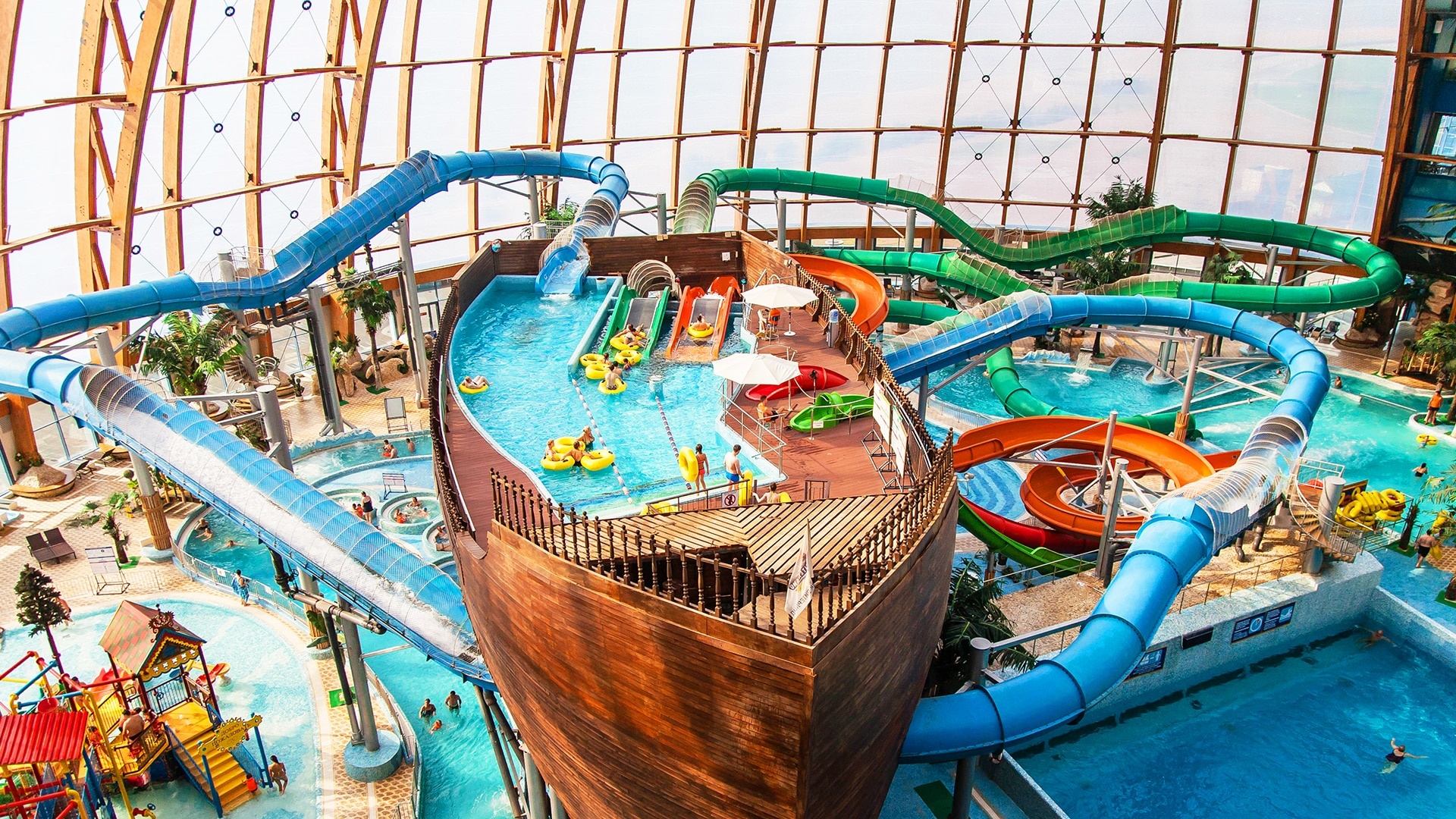 Waterpark: Piterland, A place with slides, a lazy river, and a wave pool. 1920x1080 Full HD Background.