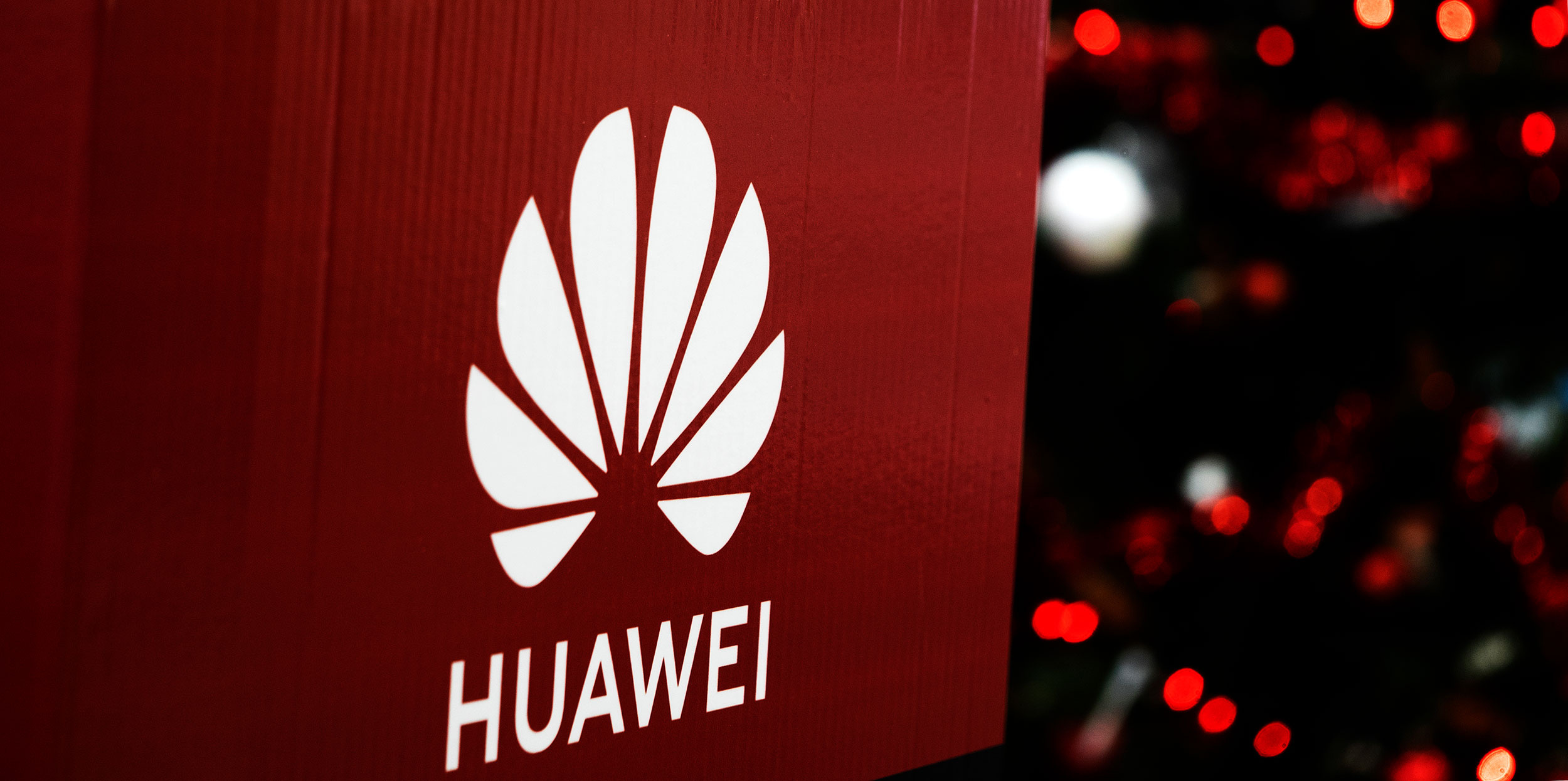 Huawei logo, Watch Live, MWC conference, TechCrunch's article, 2500x1250 Dual Screen Desktop