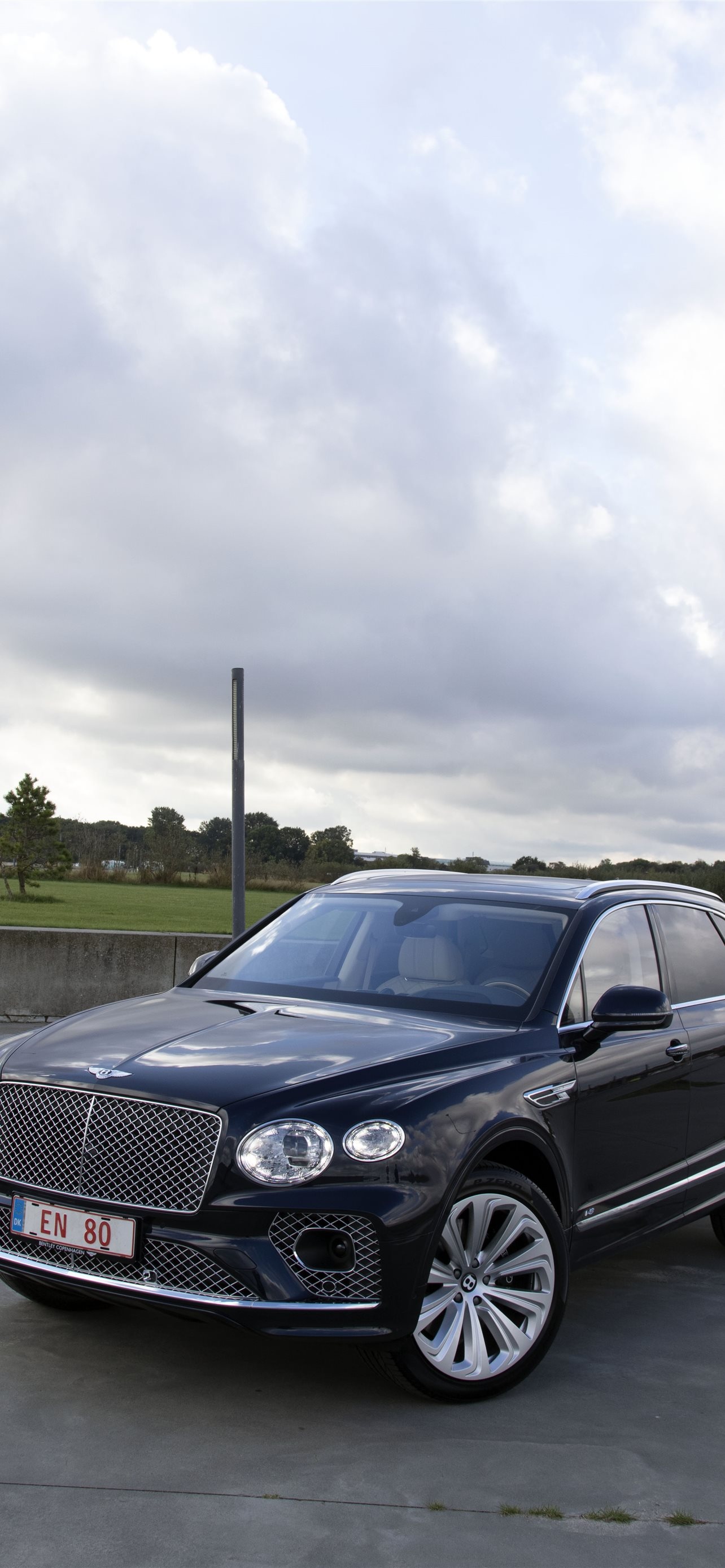 Bentley Bentayga PHEV, Hybrid luxury SUV, Best iPhone wallpapers, Cutting-edge technology, 1290x2780 HD Phone