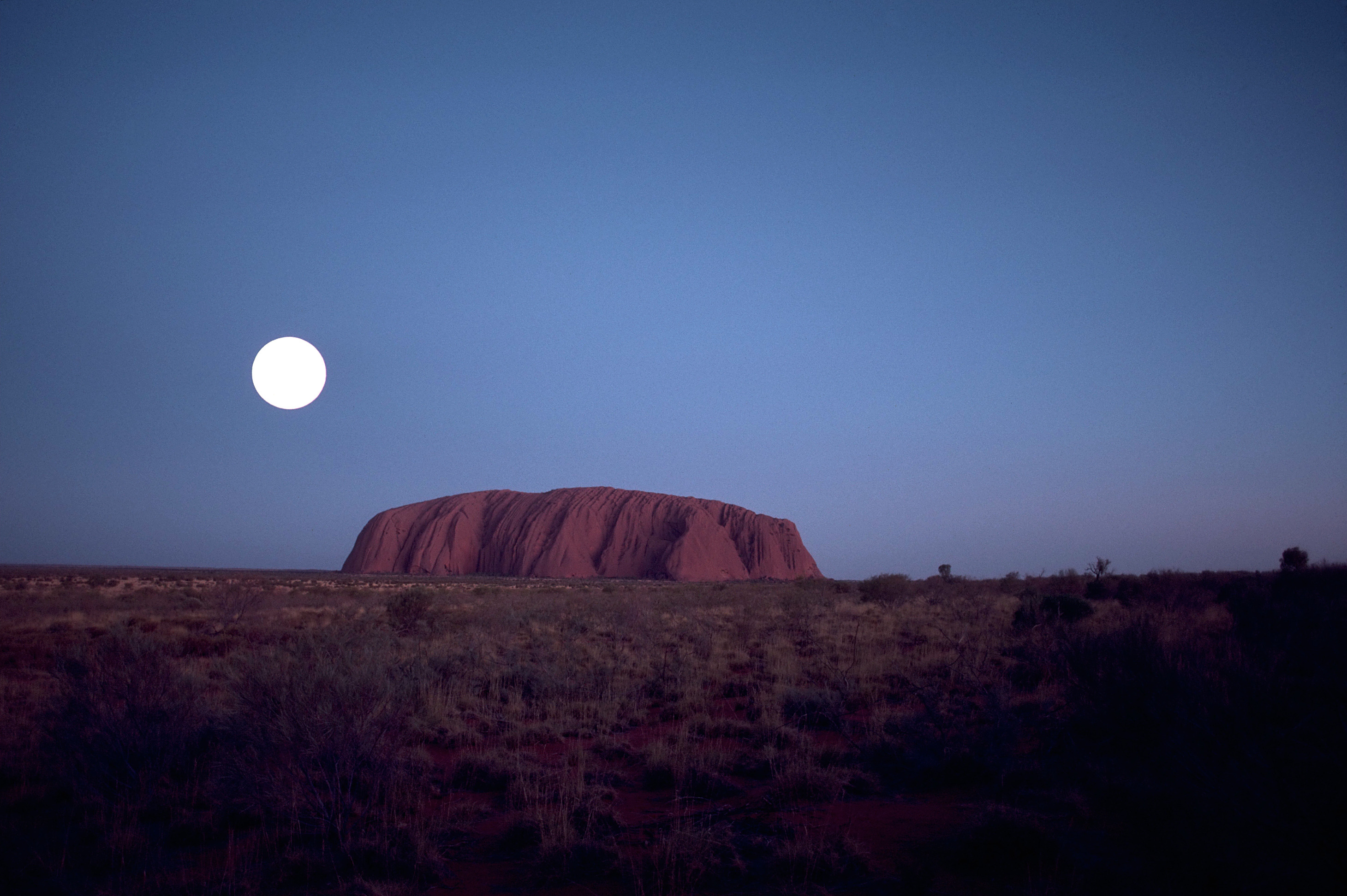 Moonlit Uluru, Ayers Rock's beauty, Free wallpaper download, 2920x1950 HD Desktop