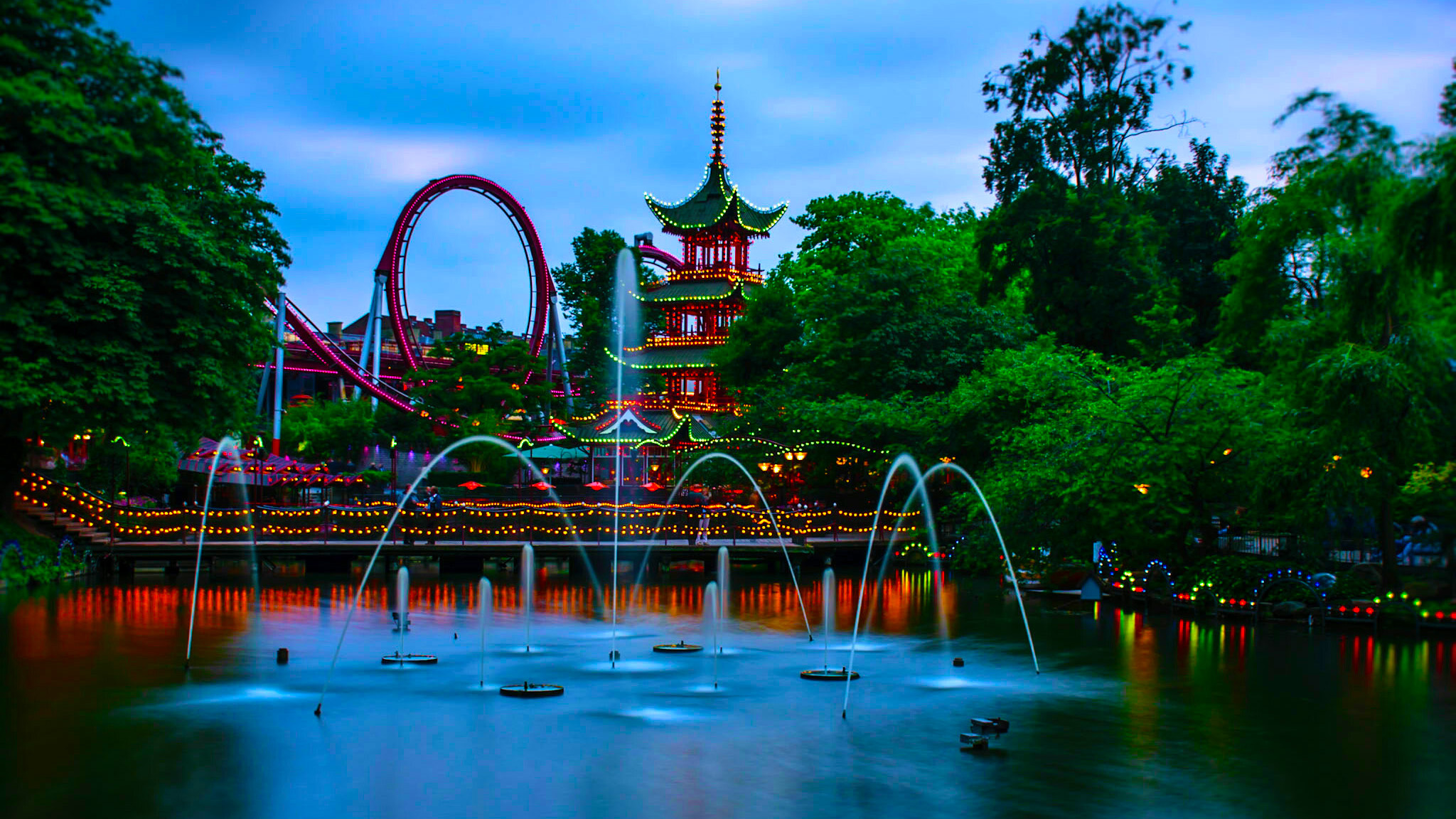 Farbenfrohes Karussell in Tivoli Gardens, 2050x1160 HD Desktop