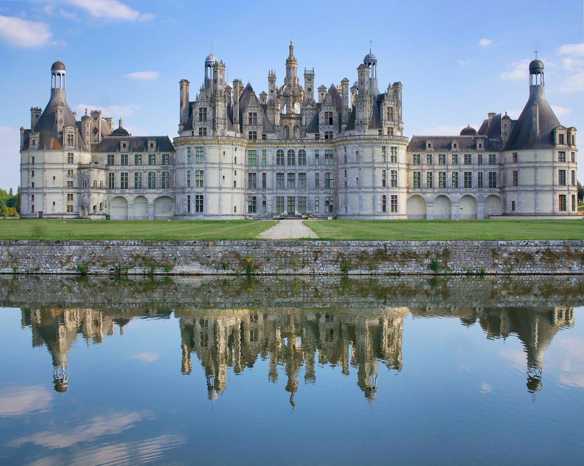 Chateau de Chambord spiegelt sich im Wassergraben, 2050x1640 HD Desktop