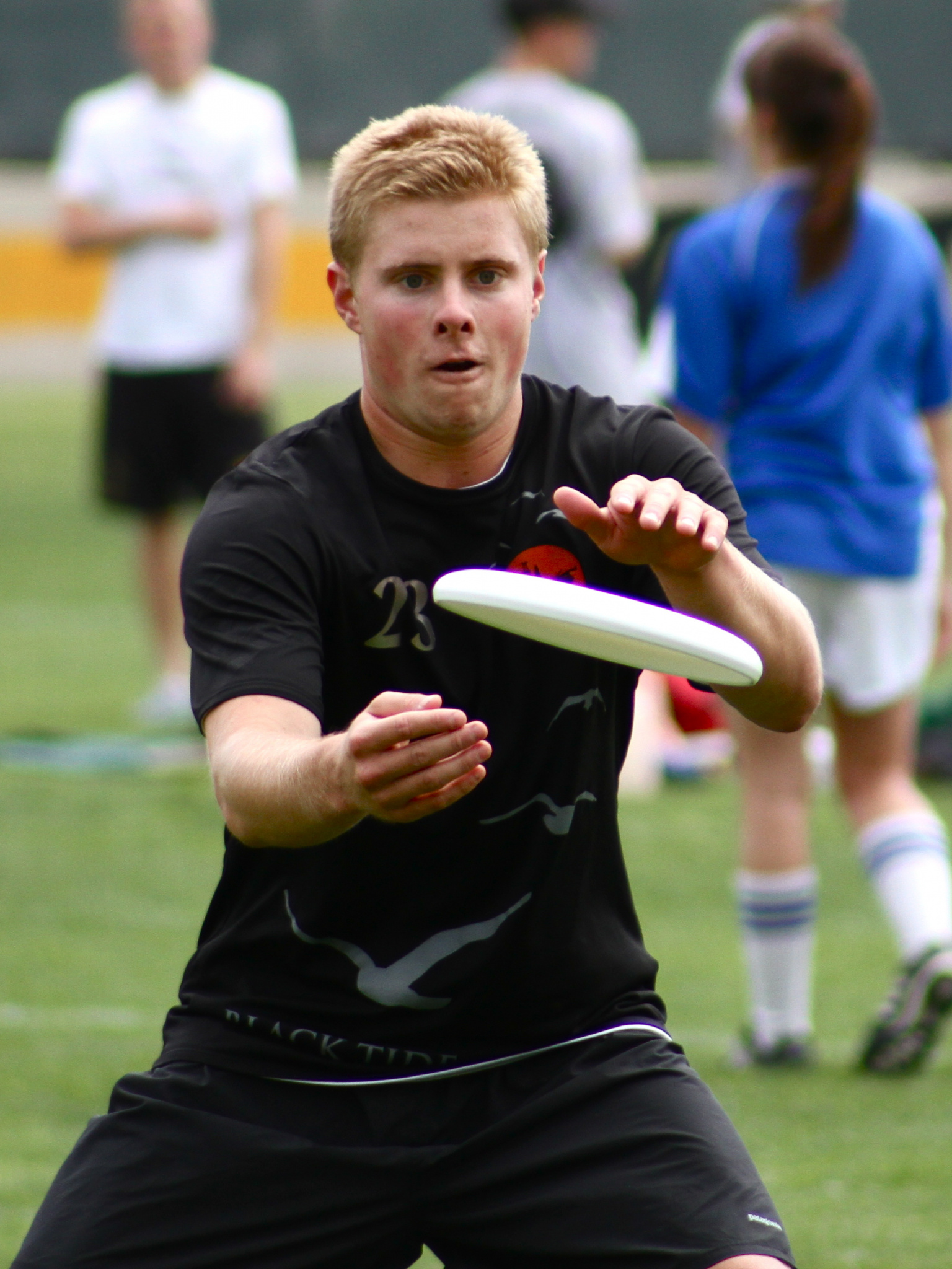 Frisbee: Ultimate Frisbee Team, Throwing and Catching. 1540x2050 HD Background.