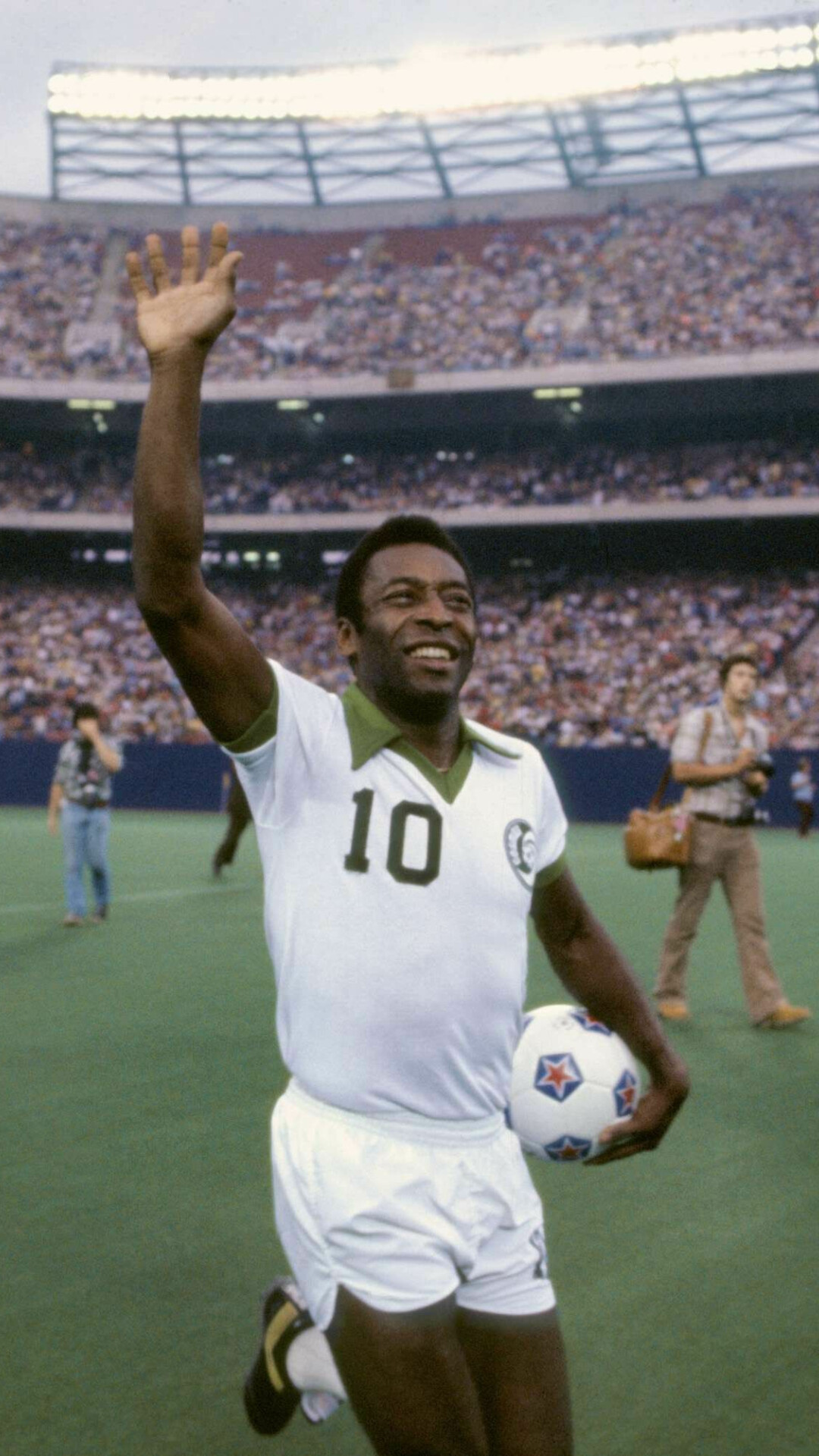 Pele, Soccer legend, Iconic photograph, Immortalized in history, 1080x1920 Full HD Phone