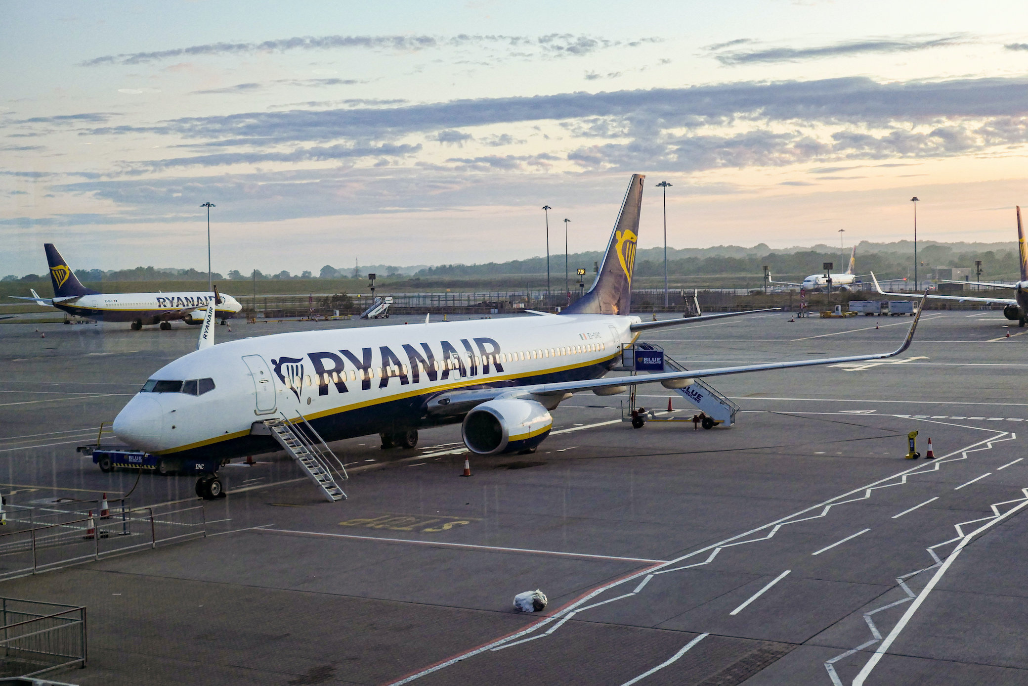 Ryanair passenger issues, Refunds and cancellations, Travel disruptions, Customer complaints, 2080x1390 HD Desktop