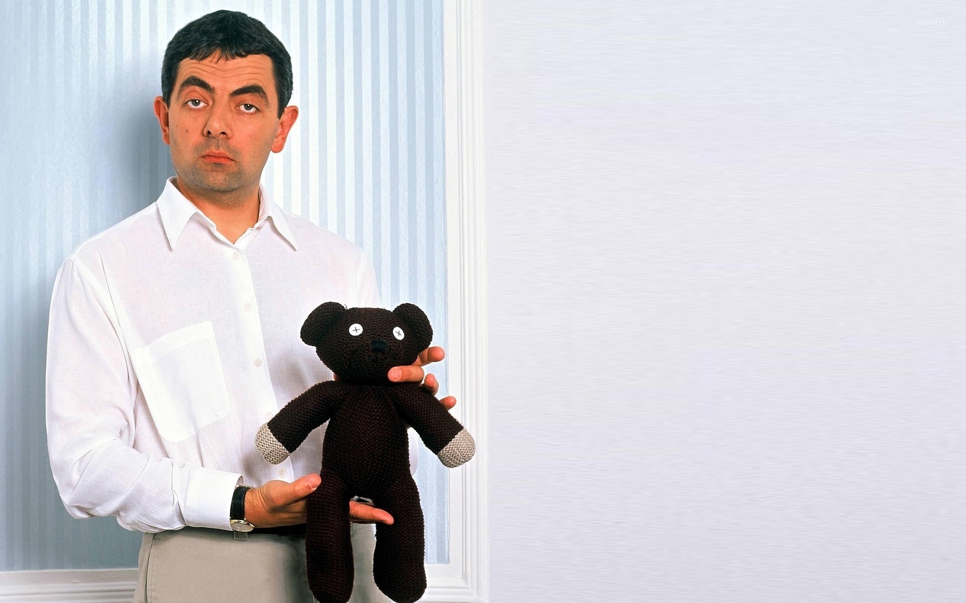 Rowan Atkinson: Mr. Bean with his teddy bear, A British sitcom produced by Tiger Aspect. 1920x1200 HD Background.