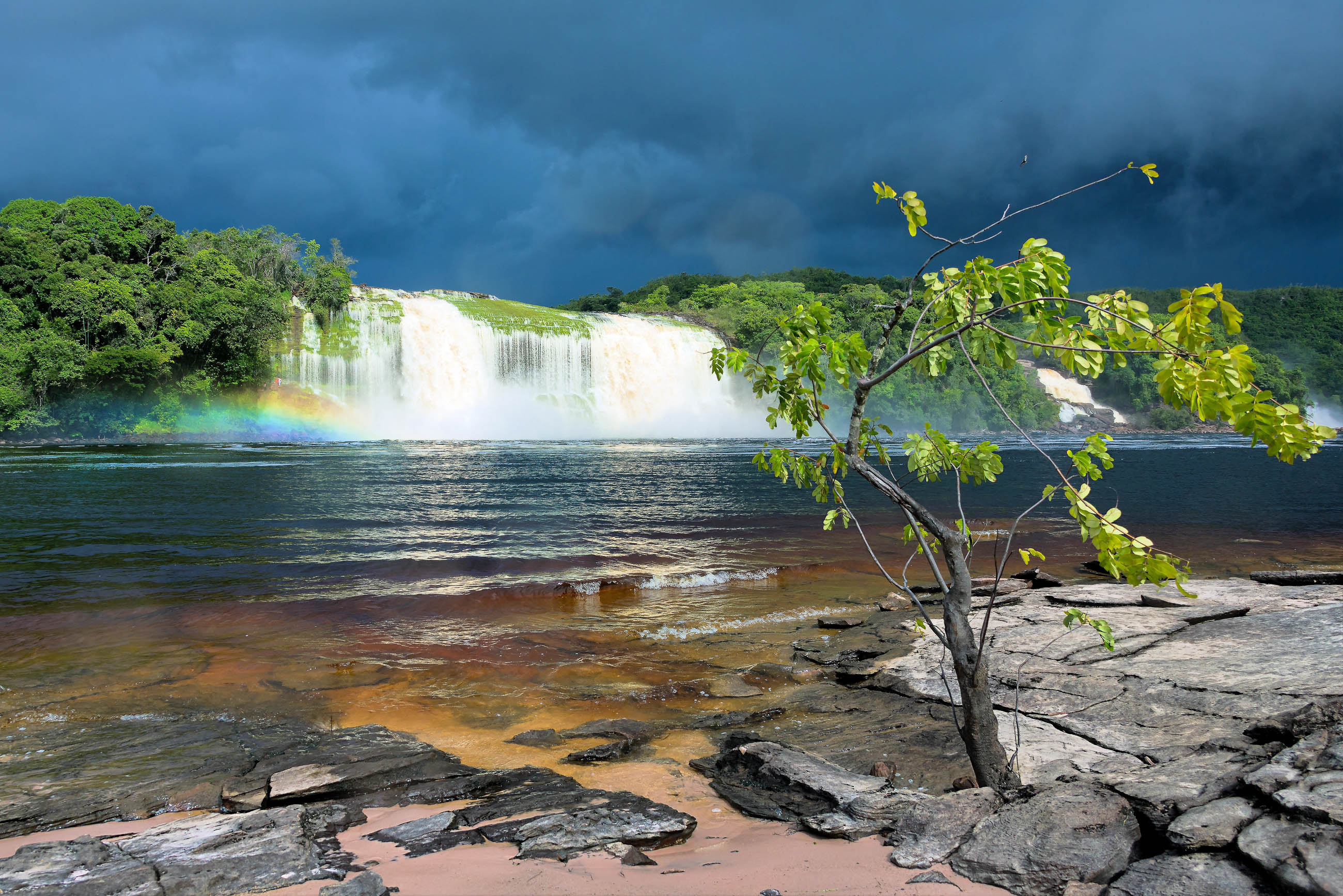 Большое пресноводное озеро в латинской америке. Водопад Канайма Венесуэла. Лагуна Канайма в Венесуэле. Национальный парк Канайма. Нац парк Канайма Анхель.