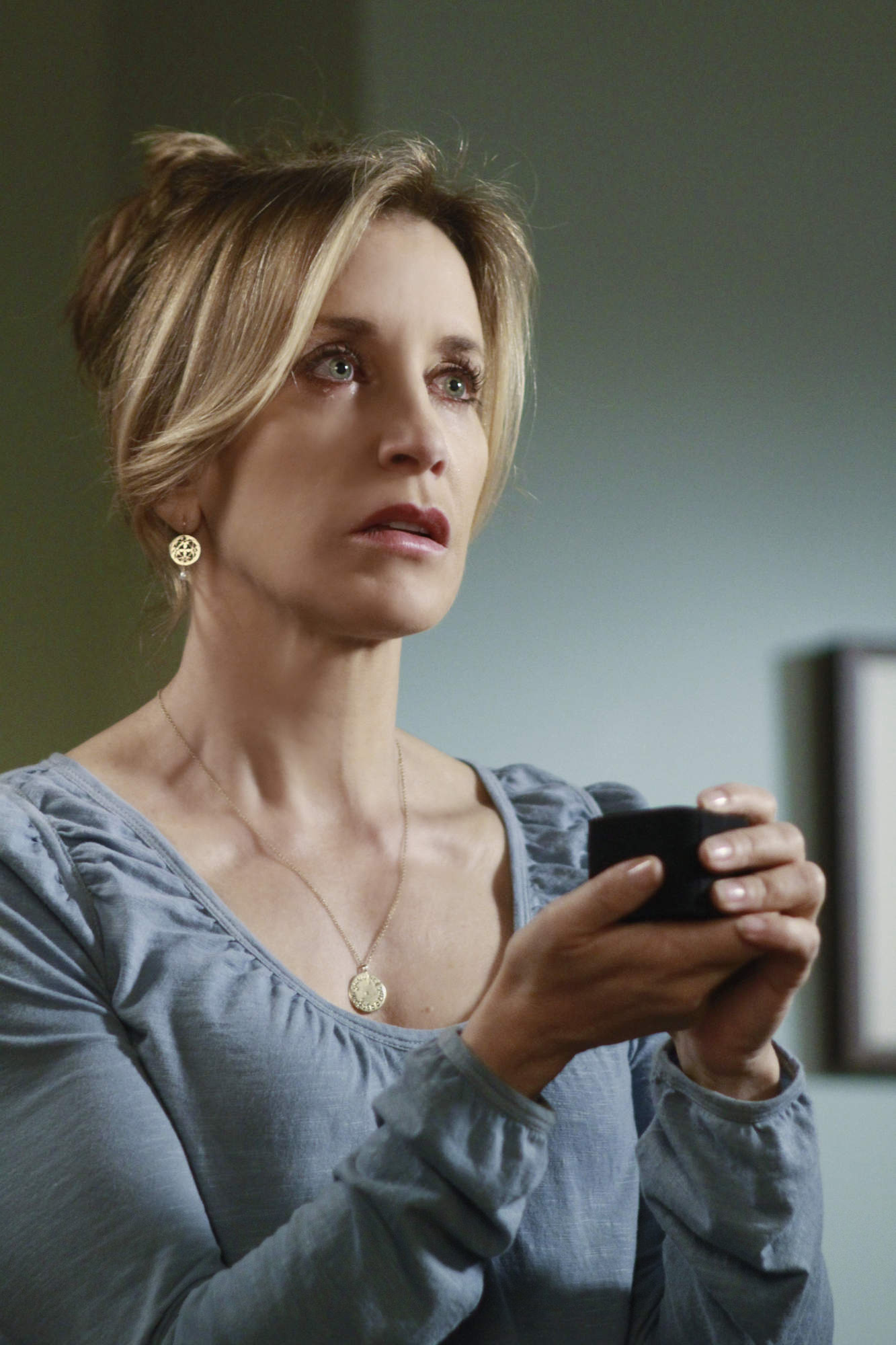Felicity Huffman, Desperate Housewives cast, Captivating performance, Acclaimed actress, 1340x2000 HD Phone