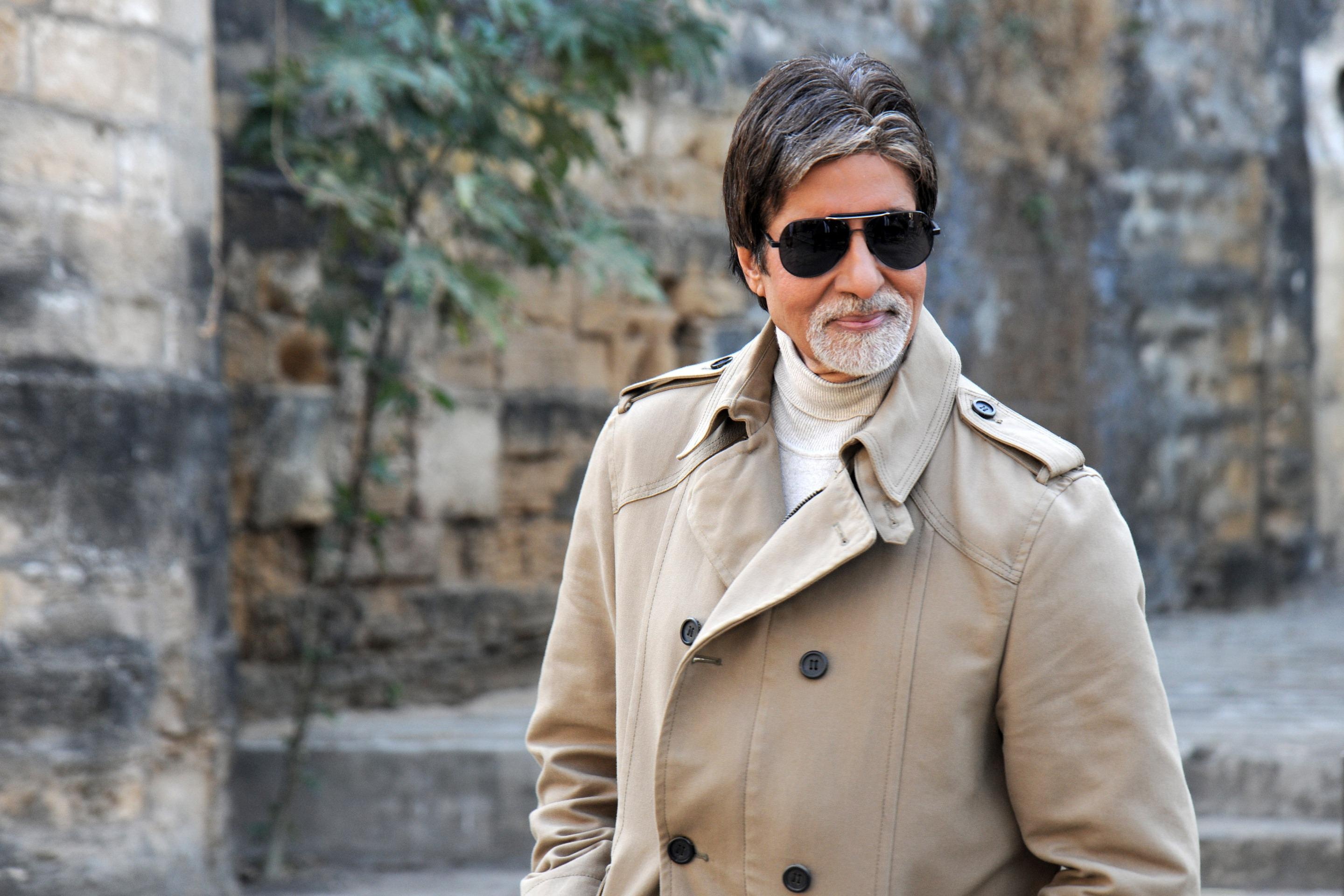 Amitabh Bachchan, Latest wallpaper, Bollywood icon, Trendsetter, 2880x1920 HD Desktop