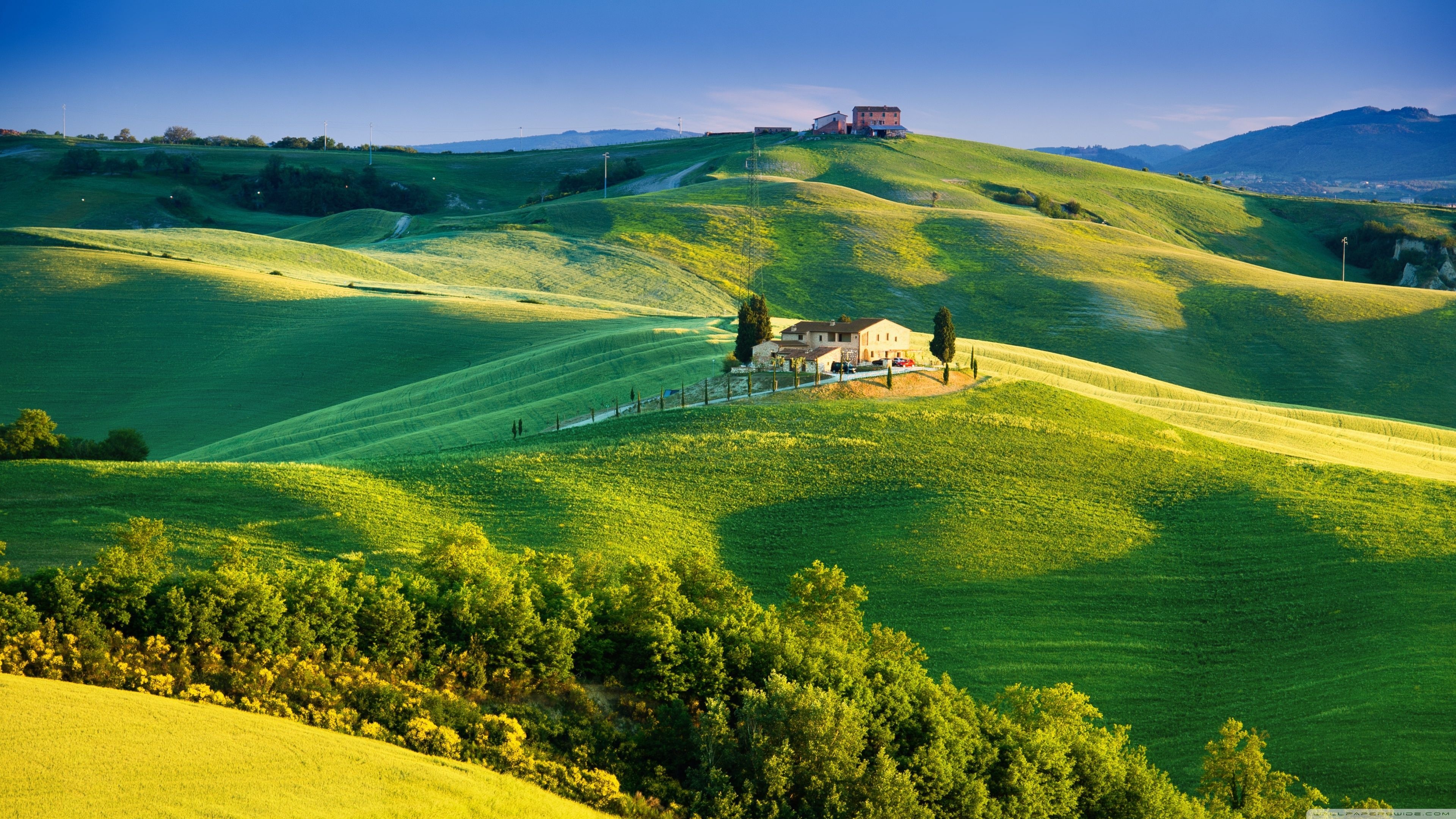 Landscape: Tuscany region in central Italy, Italian-style country houses surrounded by green fields. 3840x2160 4K Wallpaper.