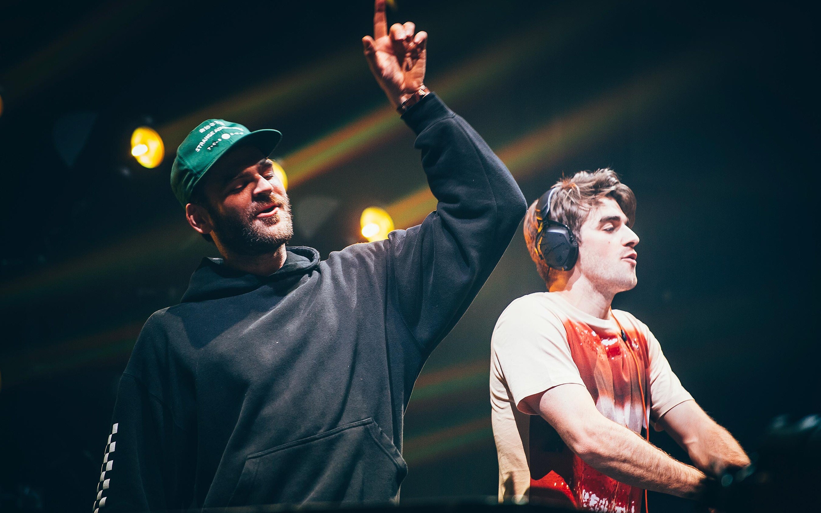 The Chainsmokers, Energetic performances, Captivating melodies, Fan favorite, 2880x1800 HD Desktop