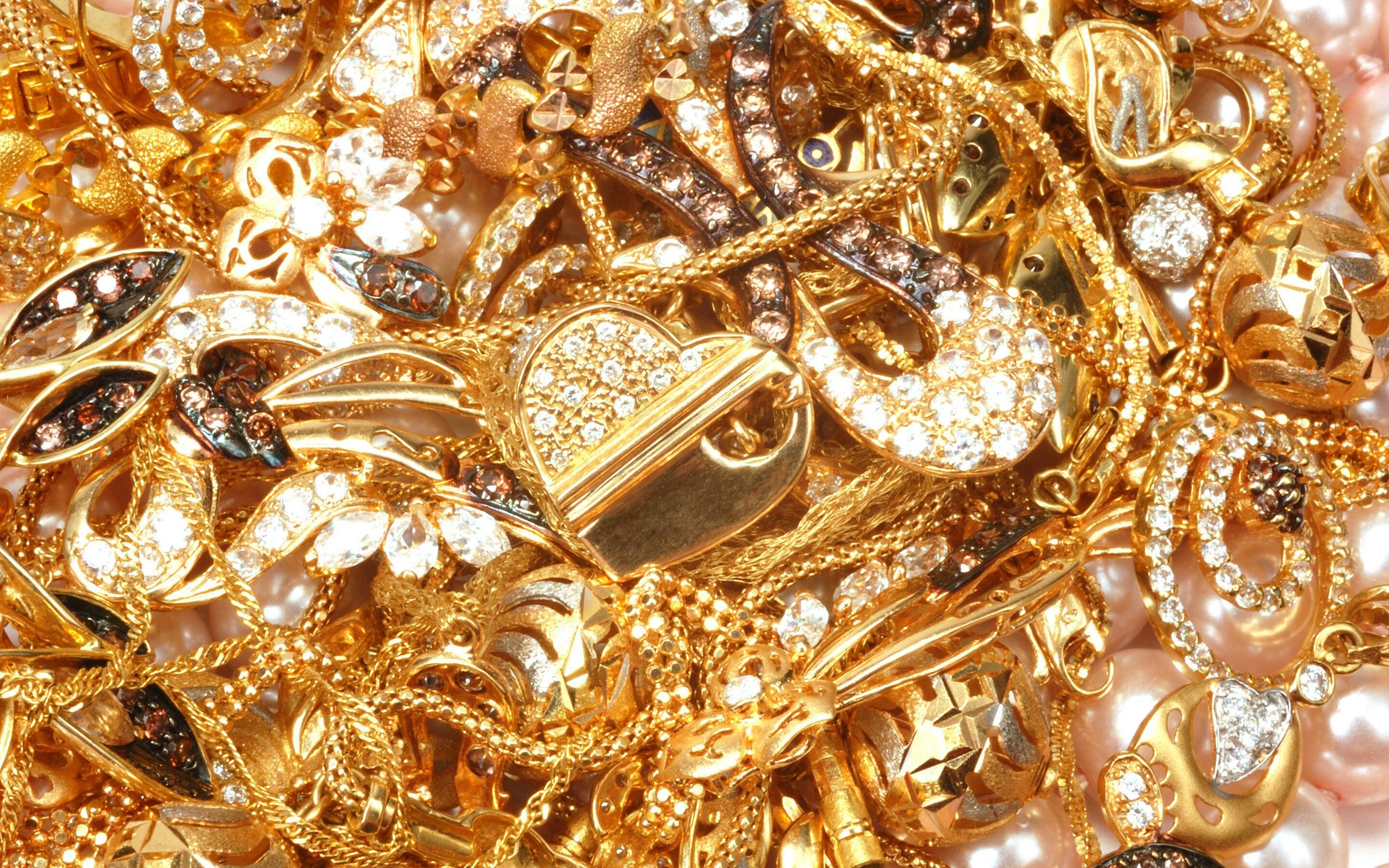 Jewels: Pieces of jewelry containing precious stones, Personal ornaments. 2880x1800 HD Background.