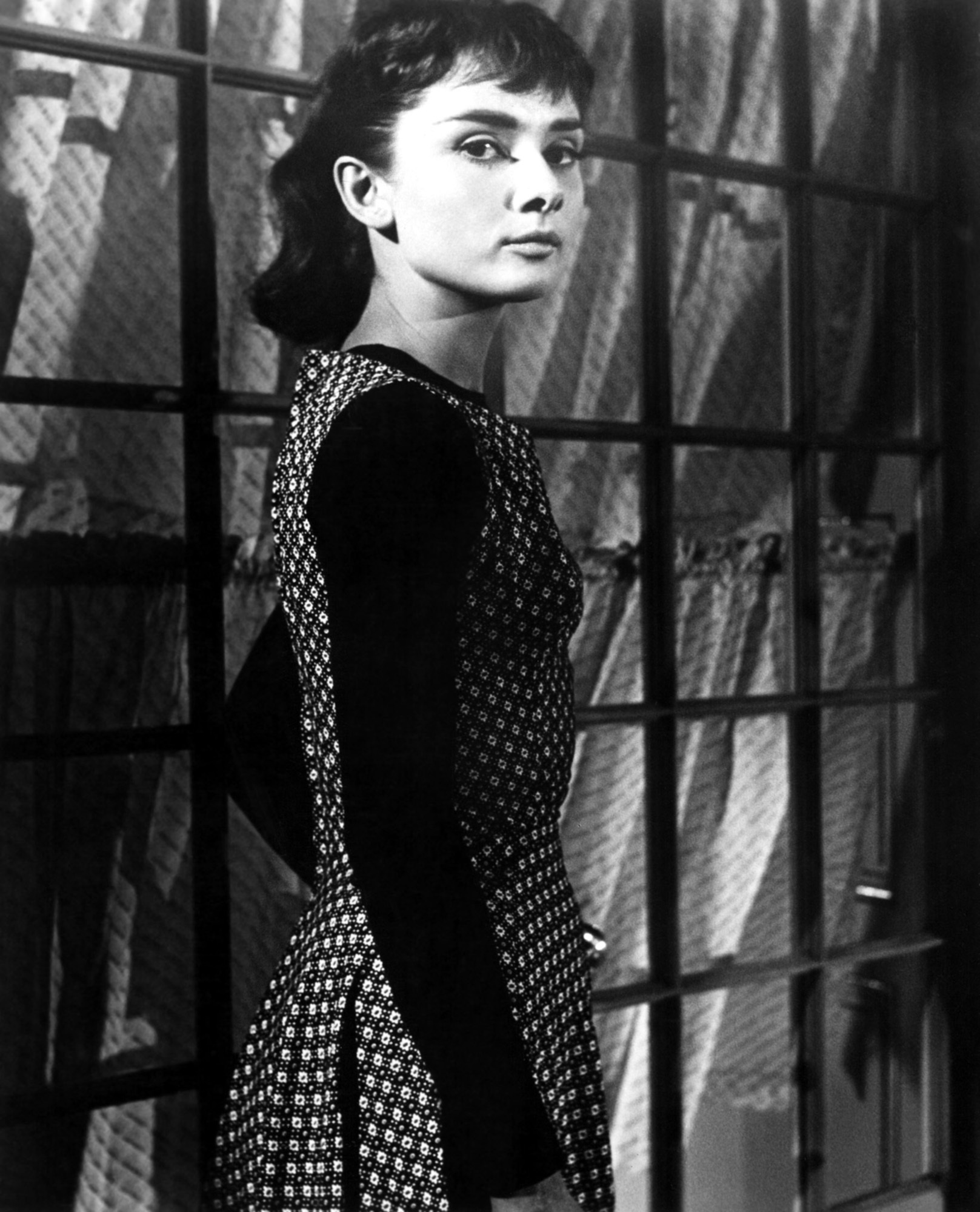 Audrey Hepburn, Sabrina 1954, Fanpop photo, 1620x2000 HD Handy