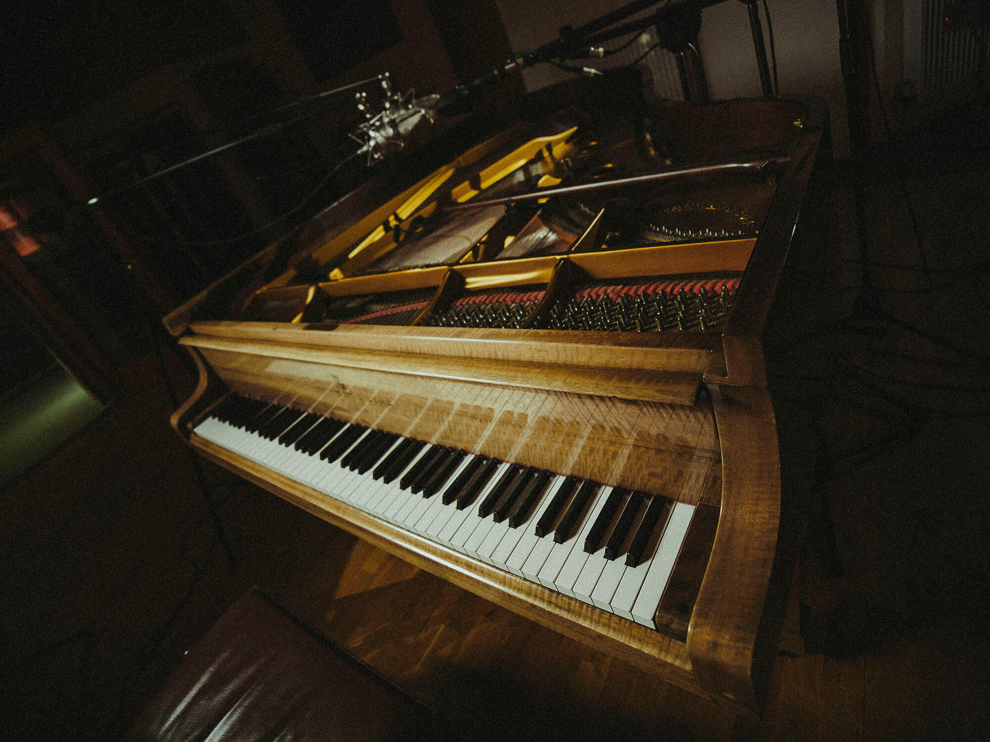 Grand Piano: Spitfire Audio's pristine new virtual stringed keyboard musical instrument. 2000x1500 HD Background.