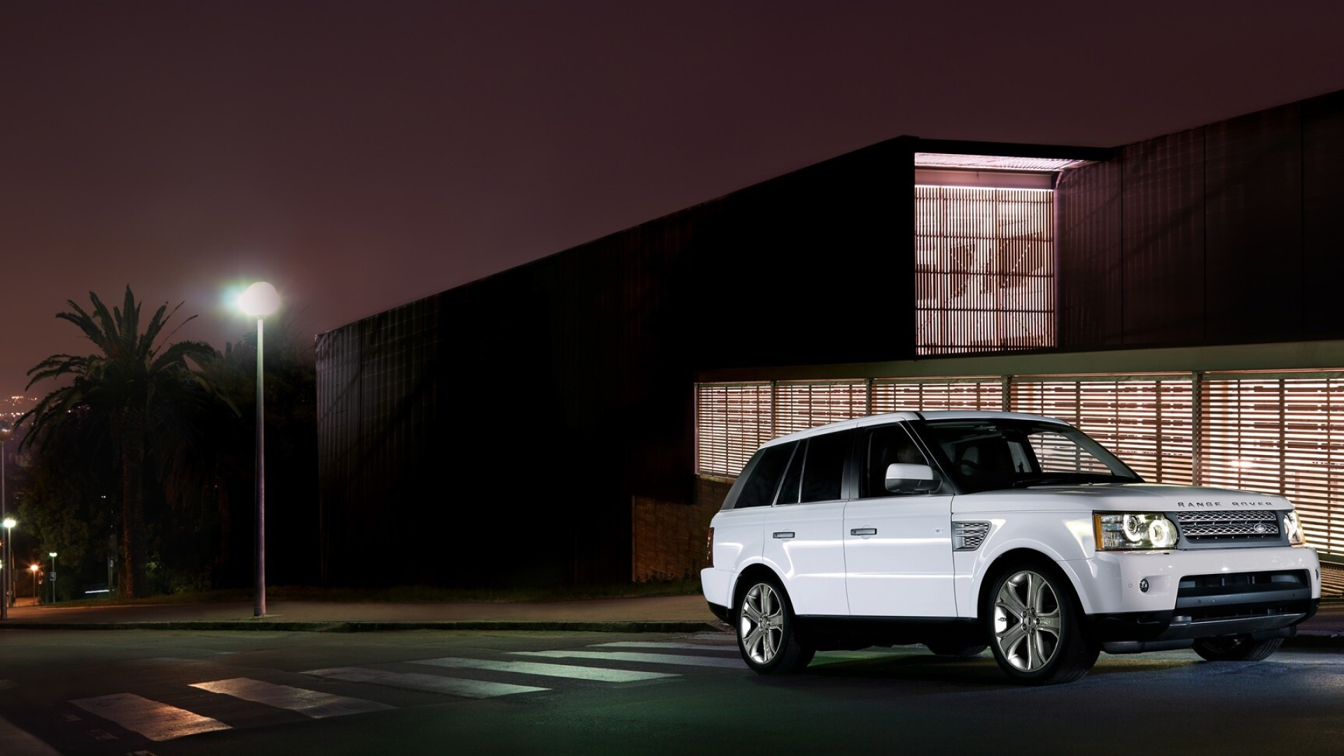 Range Rover: The second-generation is based on the LWB chassis, with an updated version of the Rover V8 engine. 1920x1080 Full HD Background.