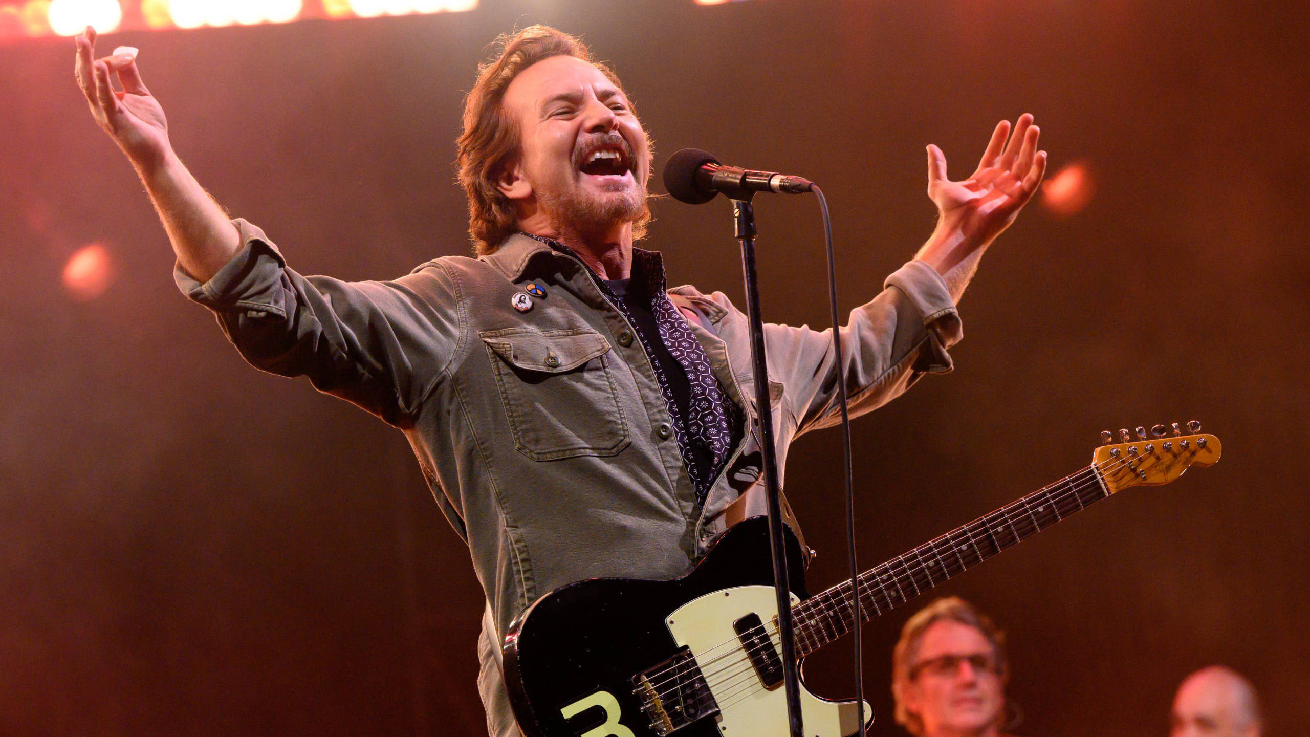 Pearl Jam, Eddie Vedder, Concert incident, Audience reaction, 2560x1440 HD Desktop