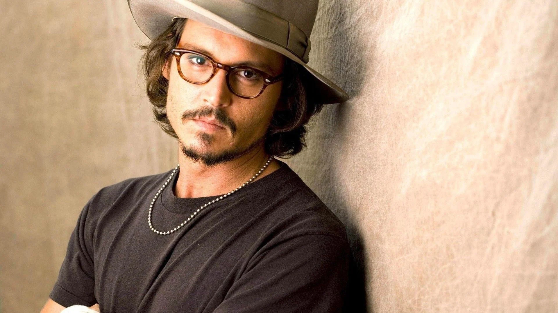 Johnny Depp: Depp's first film release of the new millennium was British-French drama The Man Who Cried (2000). 1920x1080 Full HD Background.