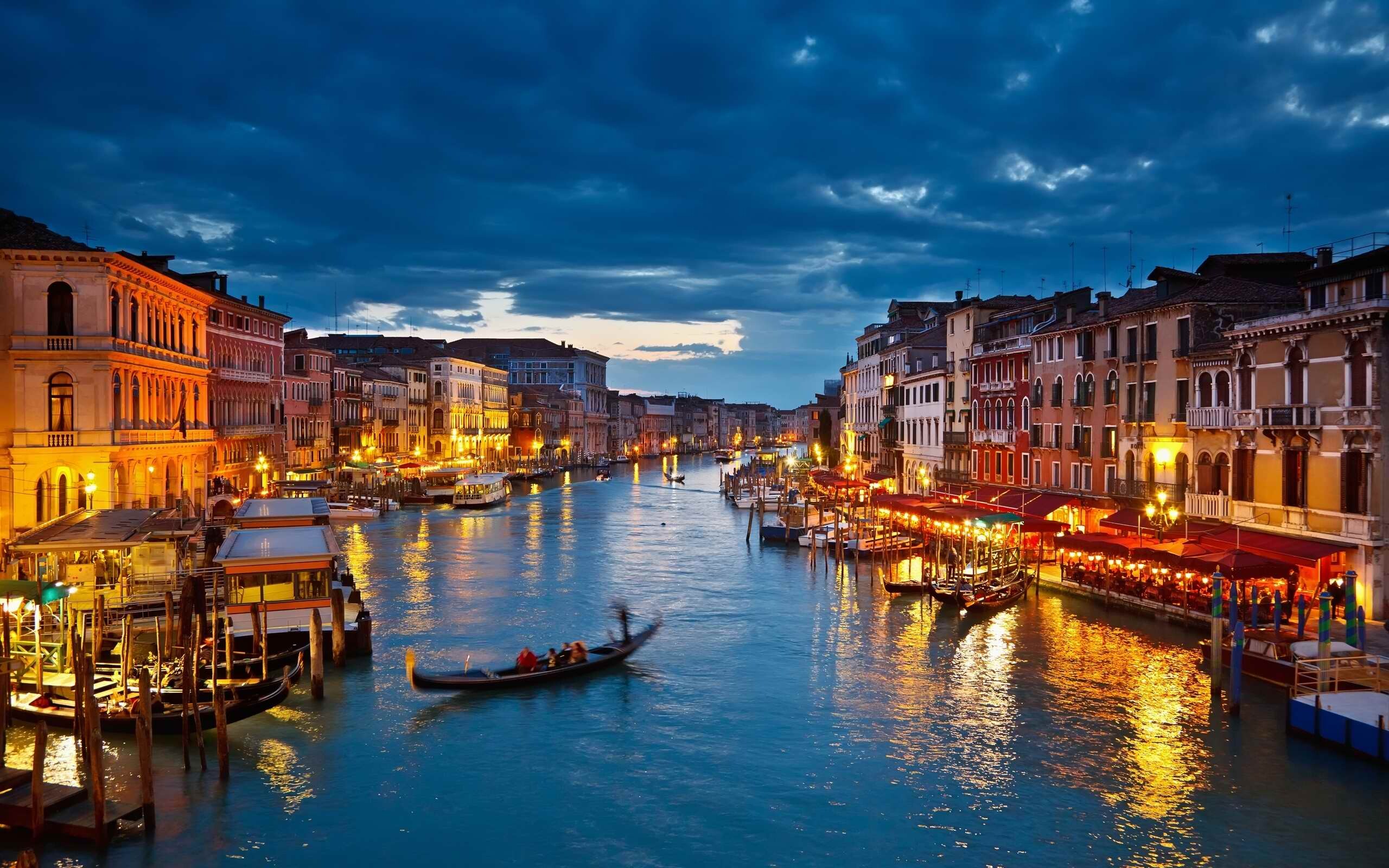 Italy: Venice, The country's total area is 116,306 square miles. 2560x1600 HD Background.