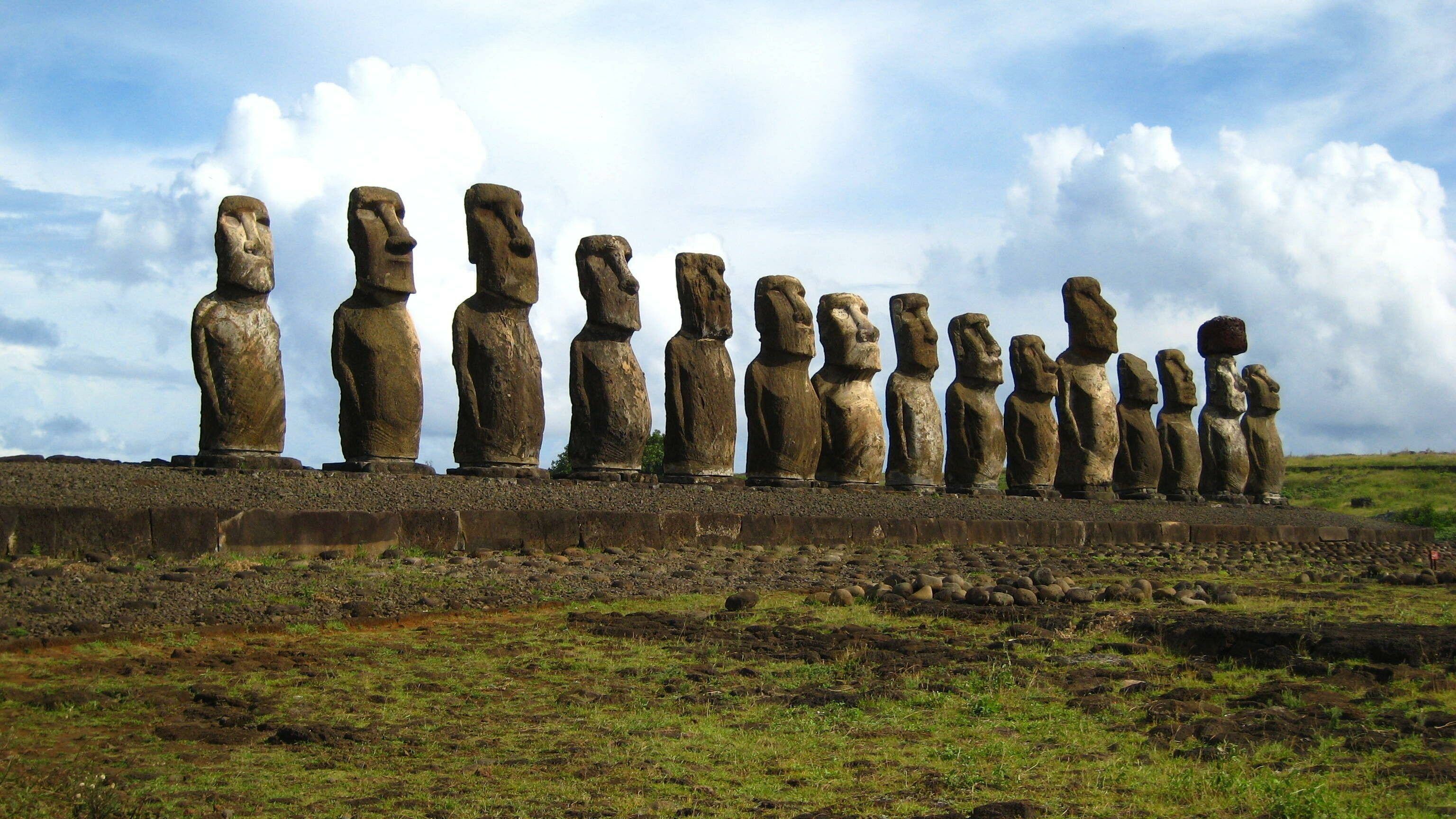 Moai: The statues are chiefly the living faces (aringa ora) of deified ancestors (aringa ora ata tepuna). 3080x1730 HD Background.