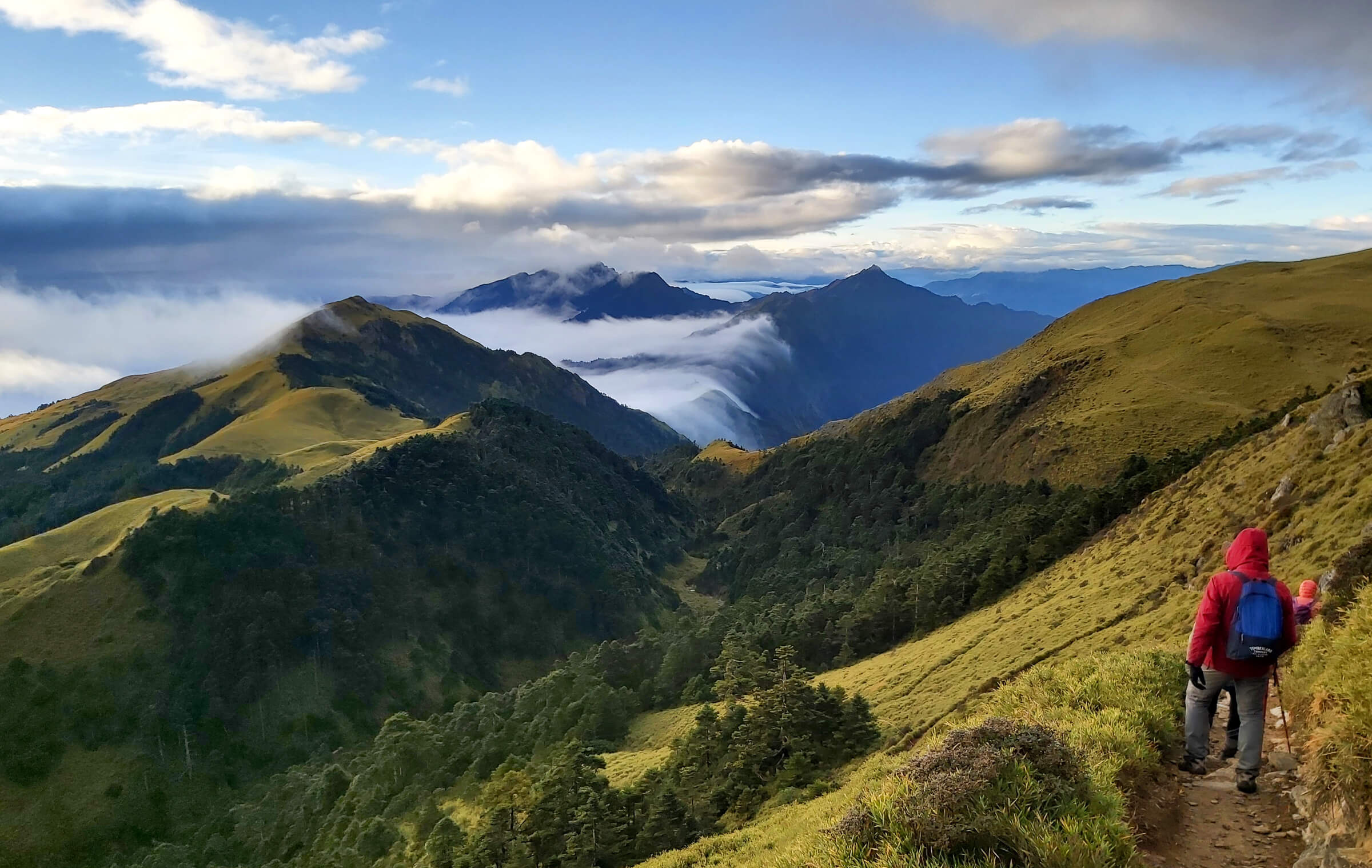 Backpacking: Qilai South Peak and Mt. Nanhua, Hiking in the mountains of Taiwan. 2400x1520 HD Background.