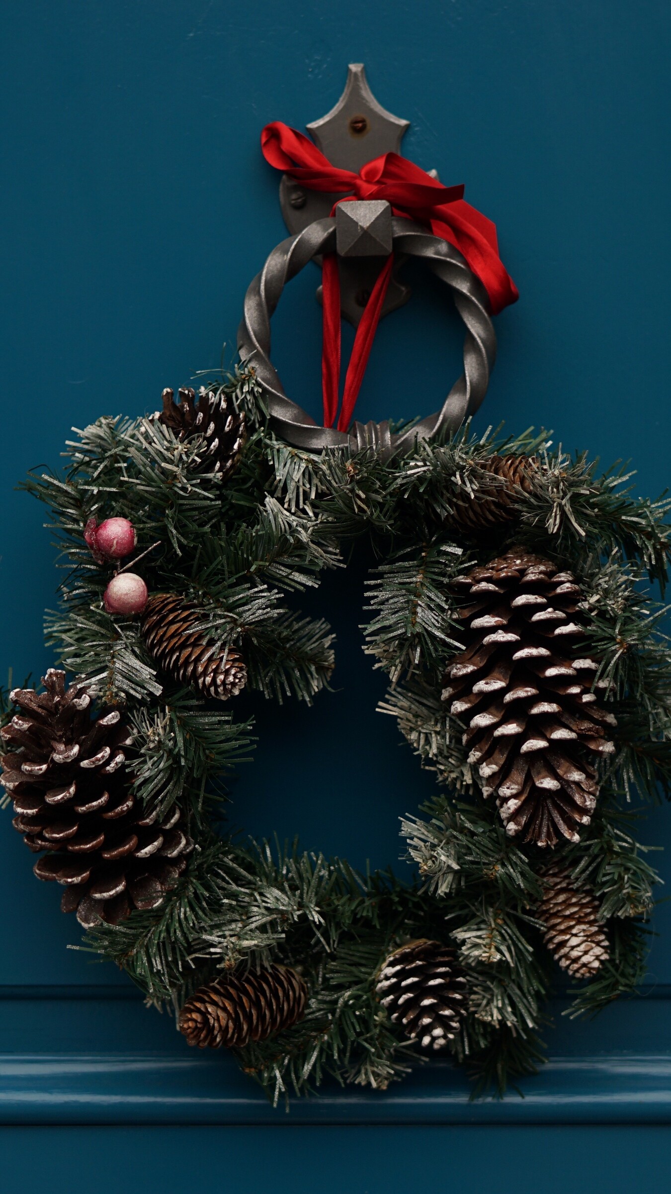 Christmas wreath iPhone wallpapers, Festive holiday backgrounds, Holiday inspiration, Mobile beauty, 1350x2400 HD Phone