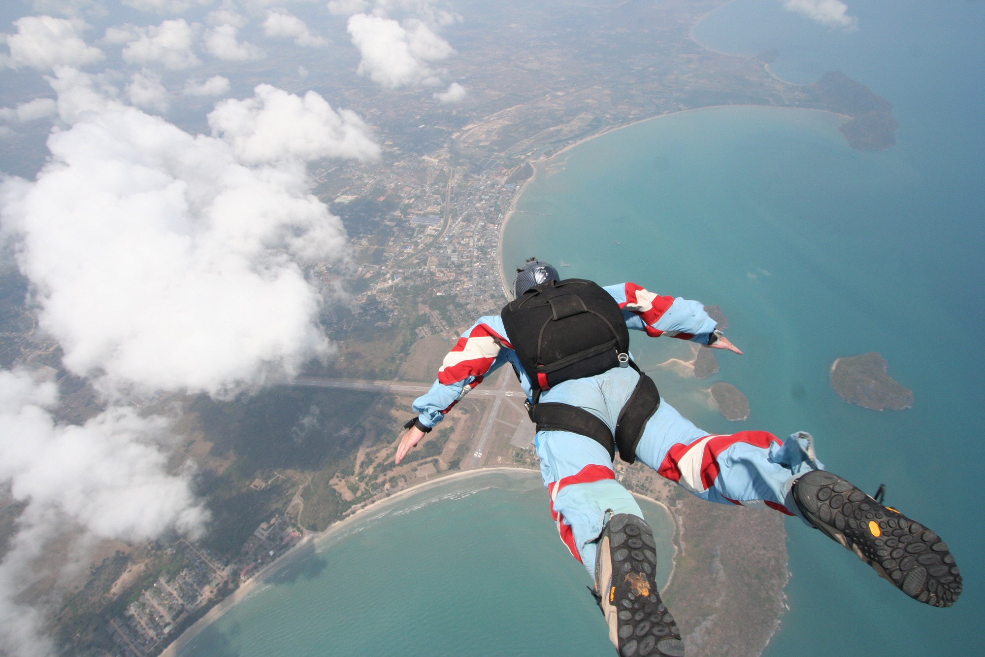 Parachuting: High altitude parachute jumper equipped with an automatic activation device. 2000x1340 HD Background.