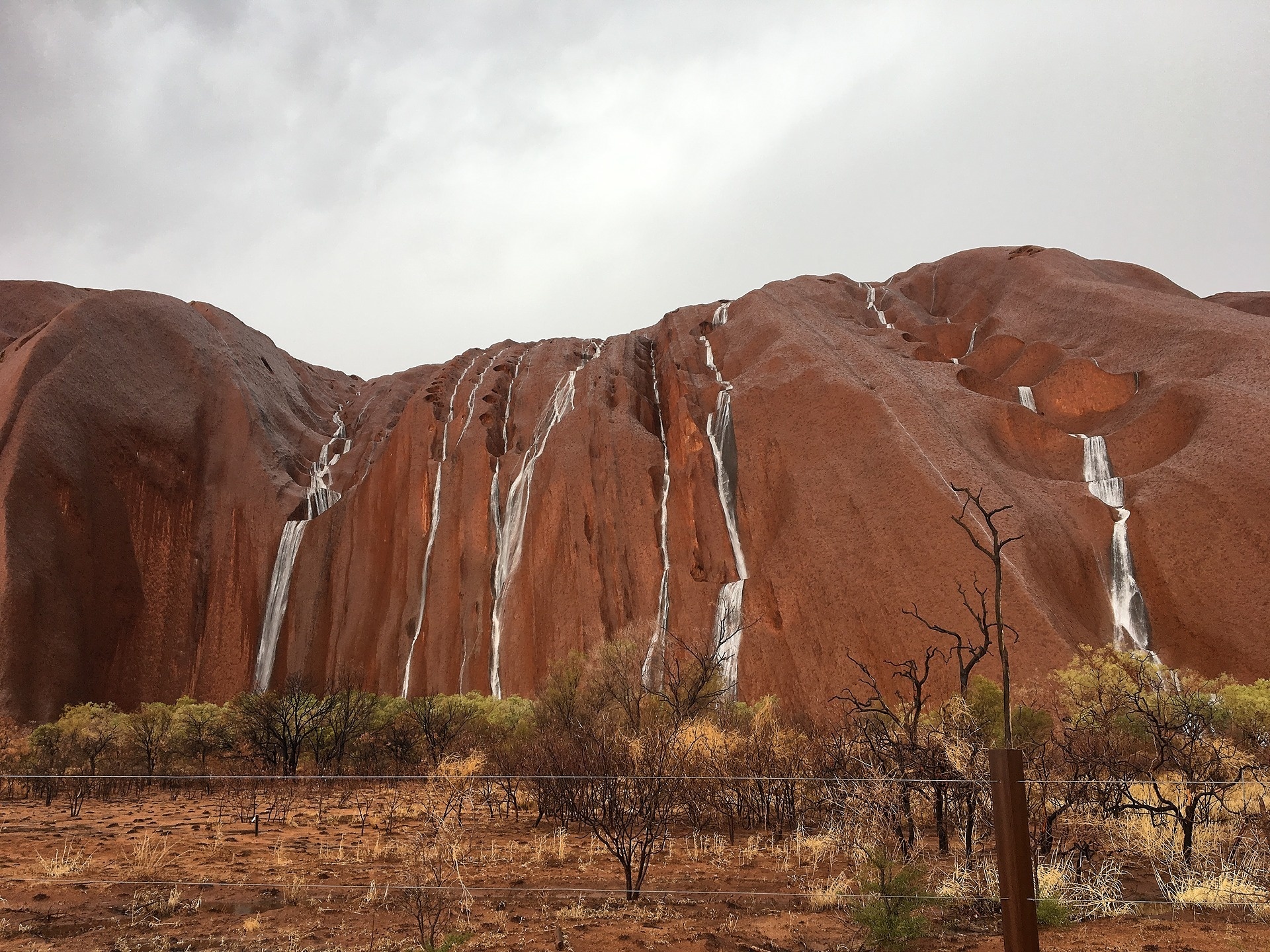 Uluru, Australia Wassserflle am, Touristen beobachten, Phnomen, 1920x1440 HD Desktop