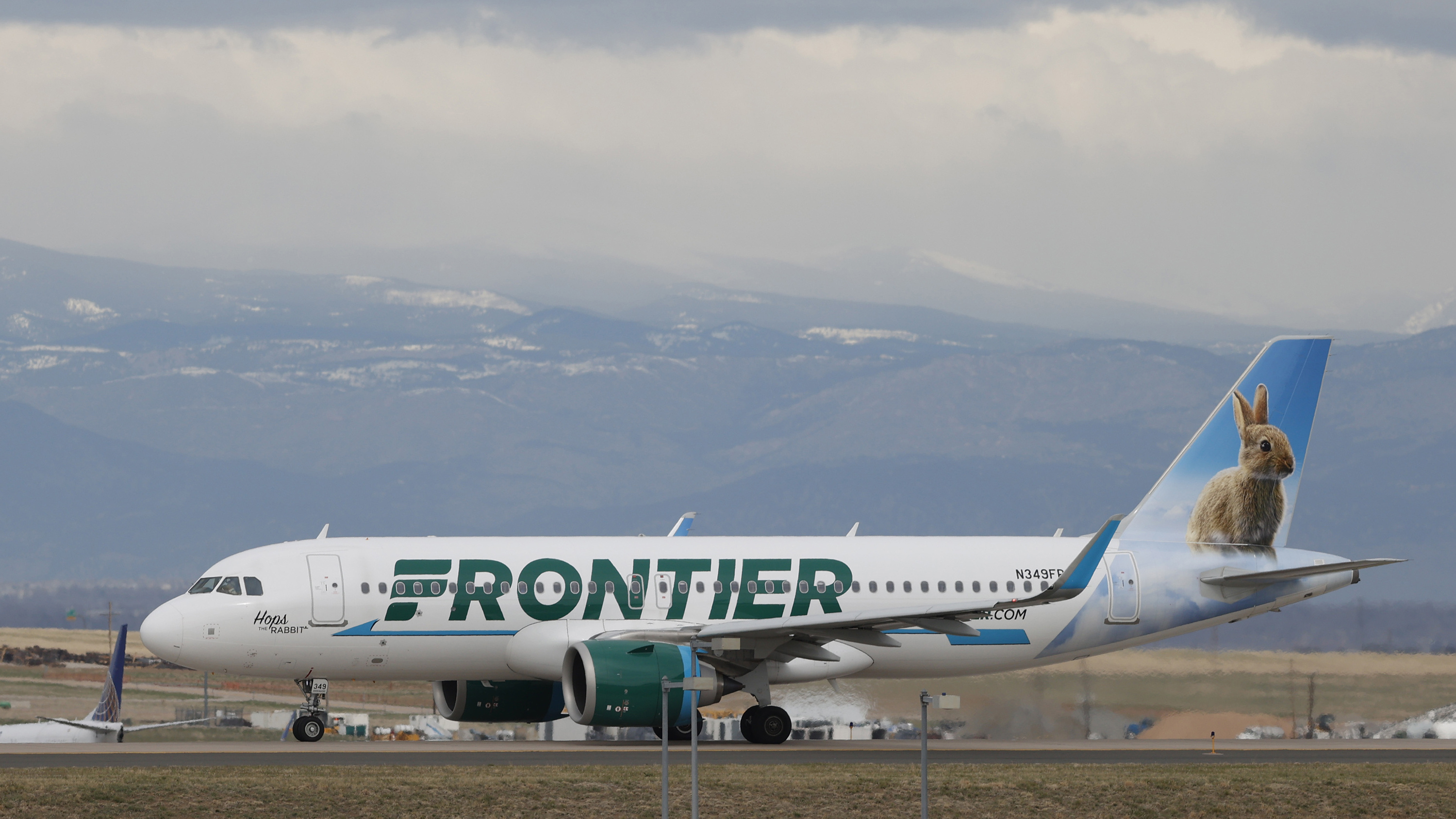 Frontier Airlines, Low-cost carrier, Airline acquisition, WFLA news, 3000x1690 HD Desktop