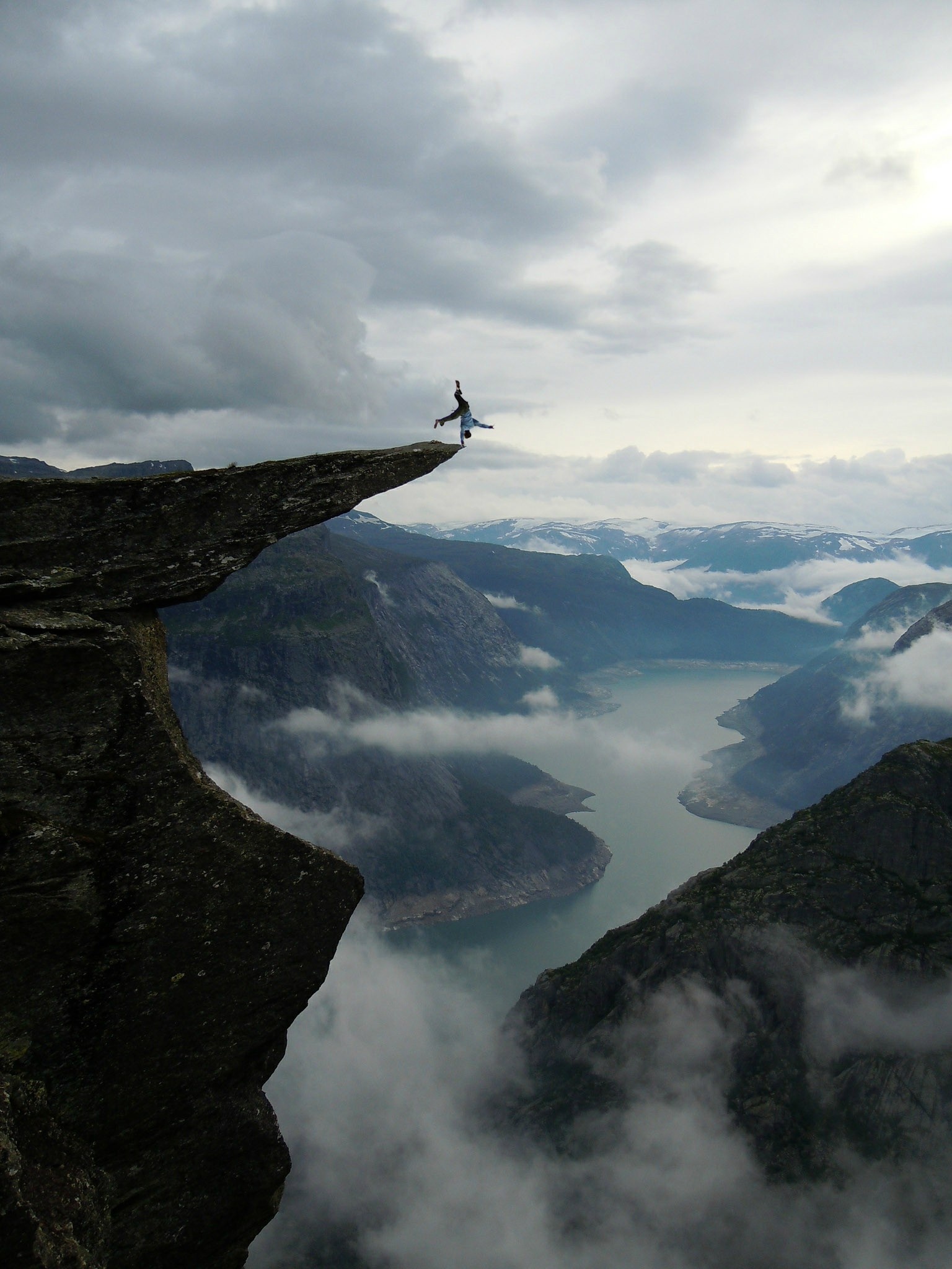Abenteuerlicher Sprung am Rande der Trolltunga in Norwegen, 1540x2050 HD Handy