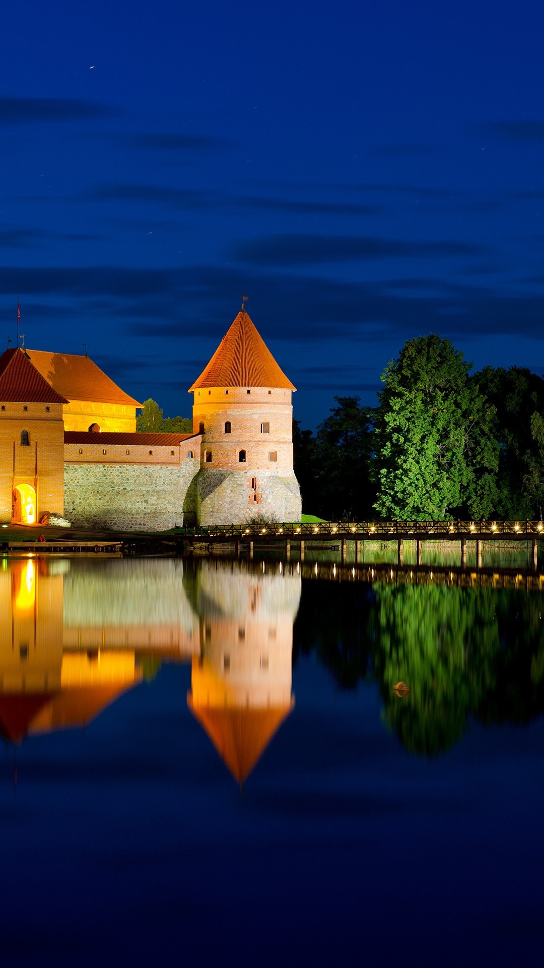 Lithuania travels, Trakai island castle, Lake galv night, 1080x1920 Full HD Handy