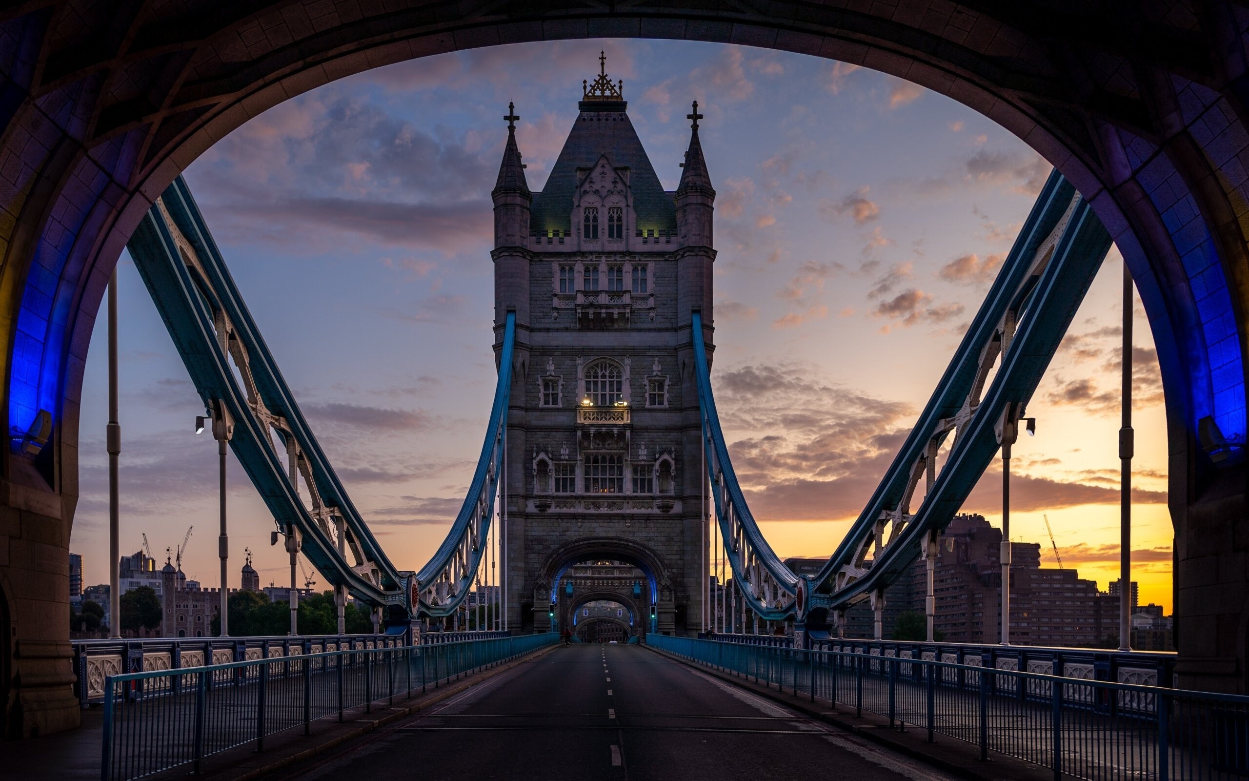 Tower Bridge: Bound by an Act of Parliament to give river traffic priority over road traffic. 2560x1600 HD Background.