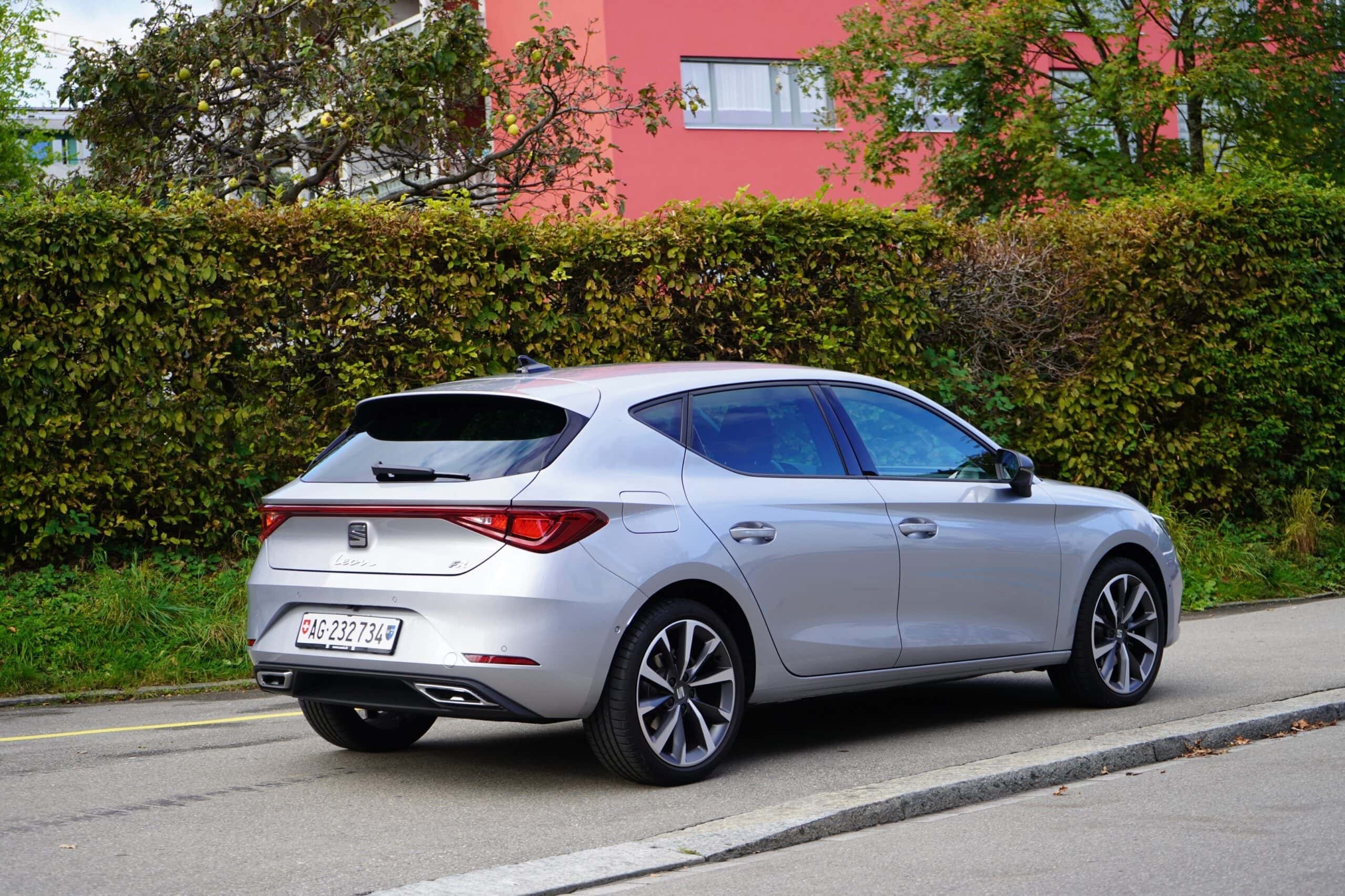 Seat Leon, Sporty appearance, Fuel-efficient performance, Dynamic driving, 2560x1710 HD Desktop