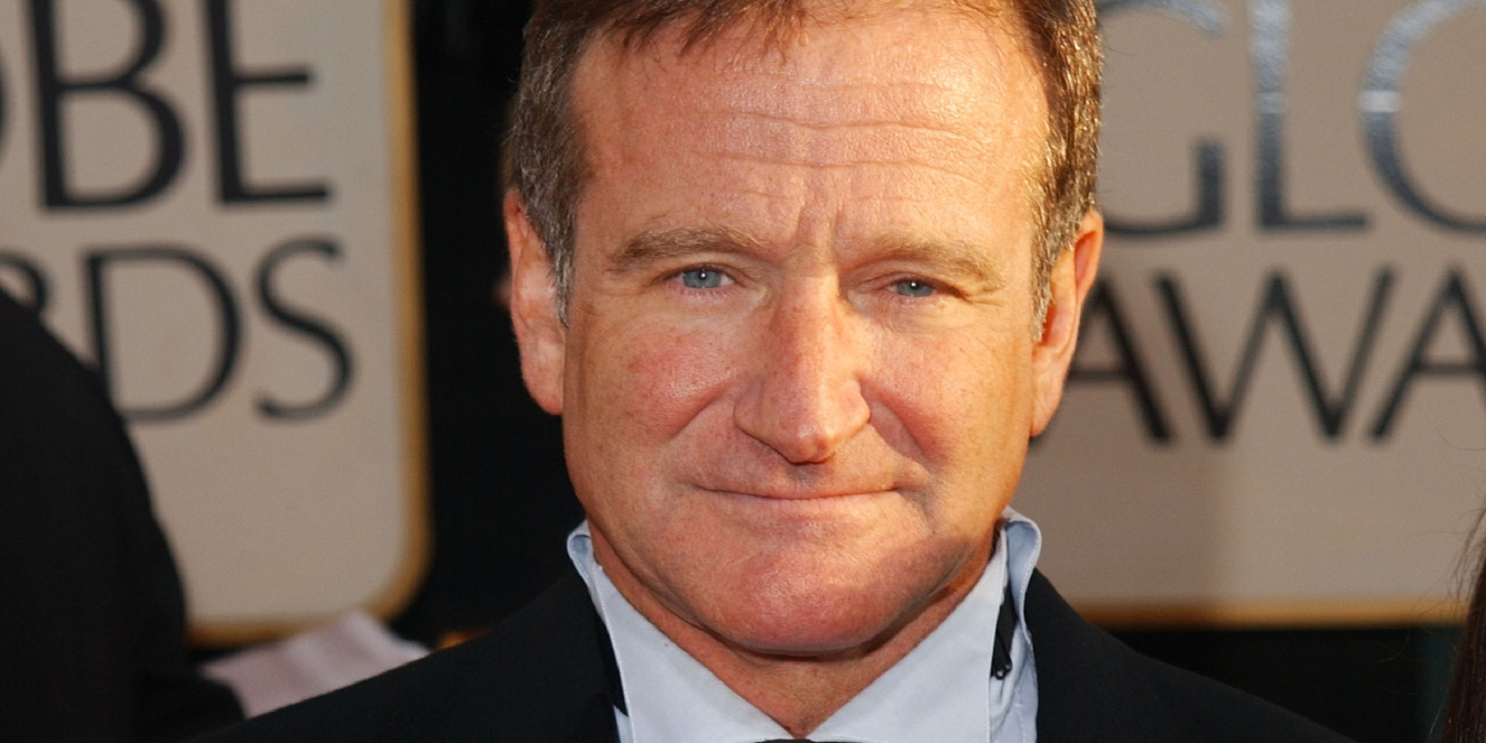 Robin Williams: Starred as Lance Clayton in a 2009 black comedy-drama film, World's Greatest Dad. 2160x1080 Dual Screen Wallpaper.