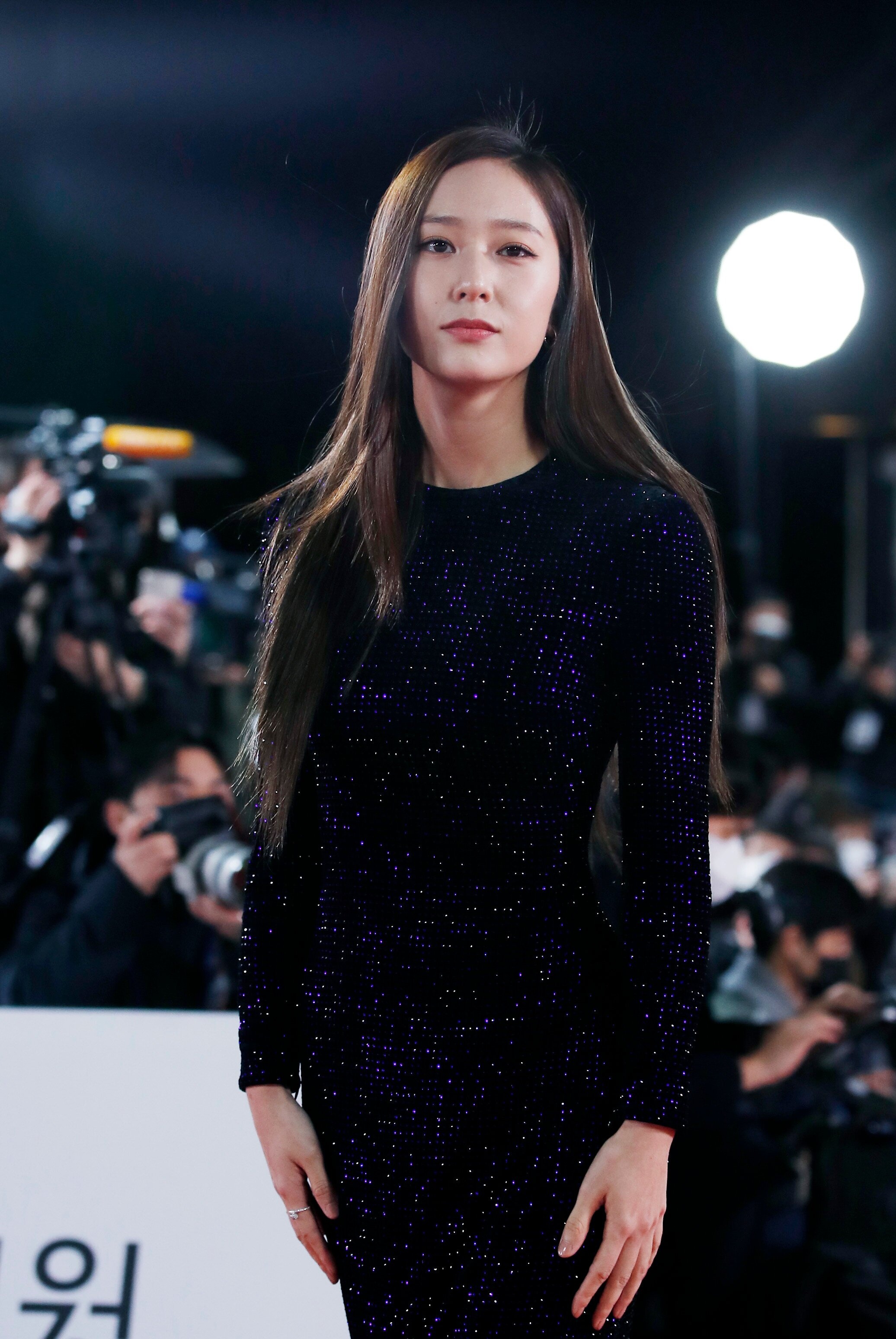 Krystal Jung, Blue Dragon Film Awards, Red carpet glamour, Fashion statement, 2080x3100 HD Phone