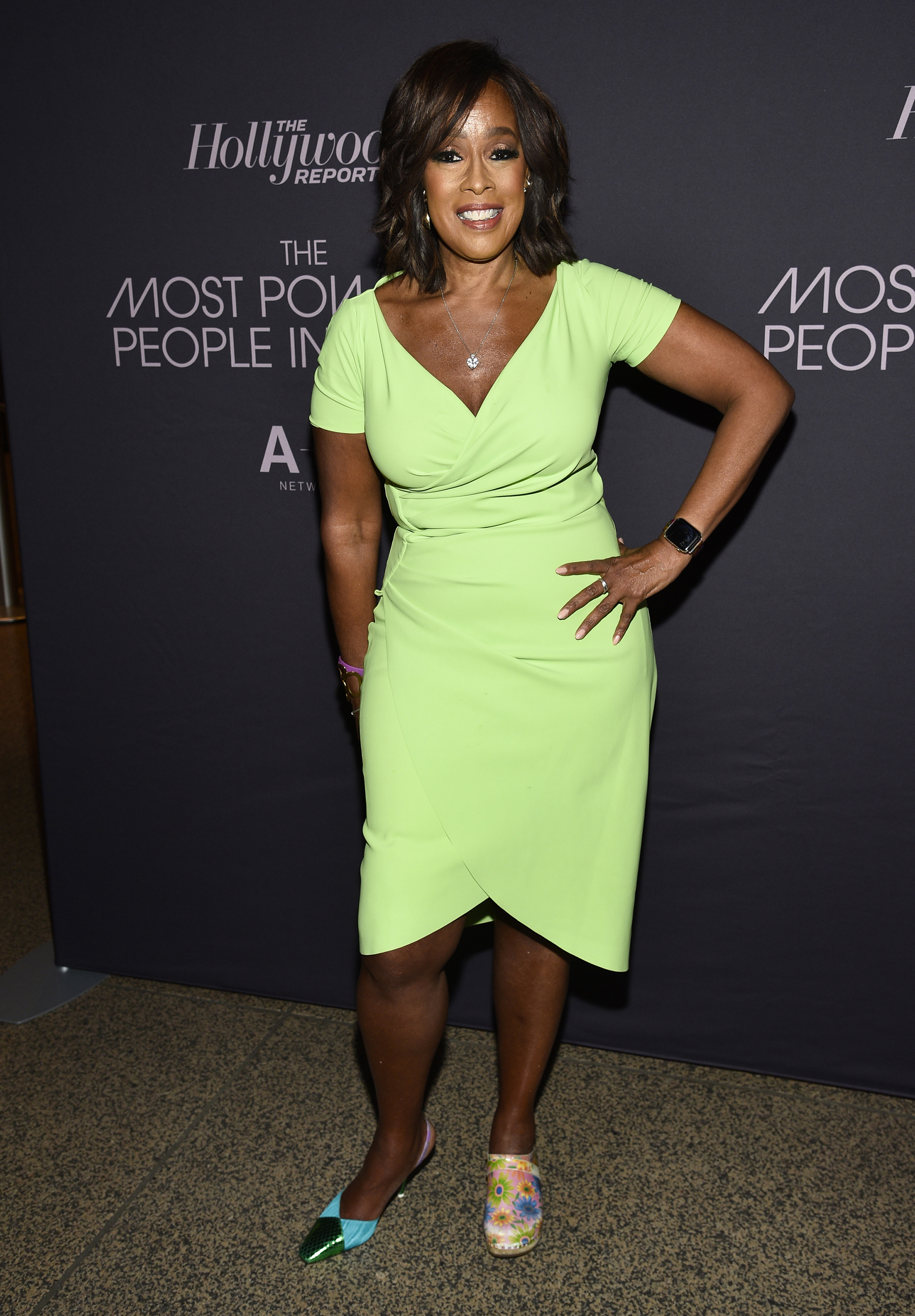 Gayle King, Injury, Party, Delays, 2000x2880 HD Phone