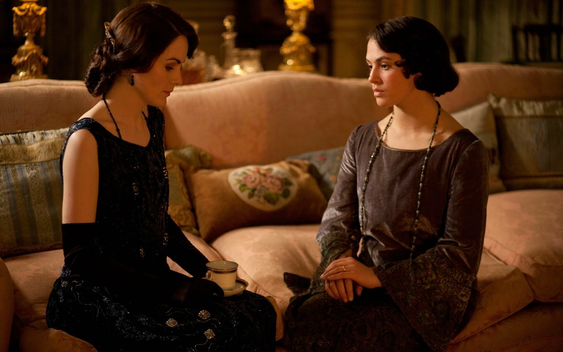 Downton Abbey: Jessica Brown Findlay as Sybil Crawley and Michelle Dockery as Mary Crowley, Actresses. 1920x1200 HD Wallpaper.