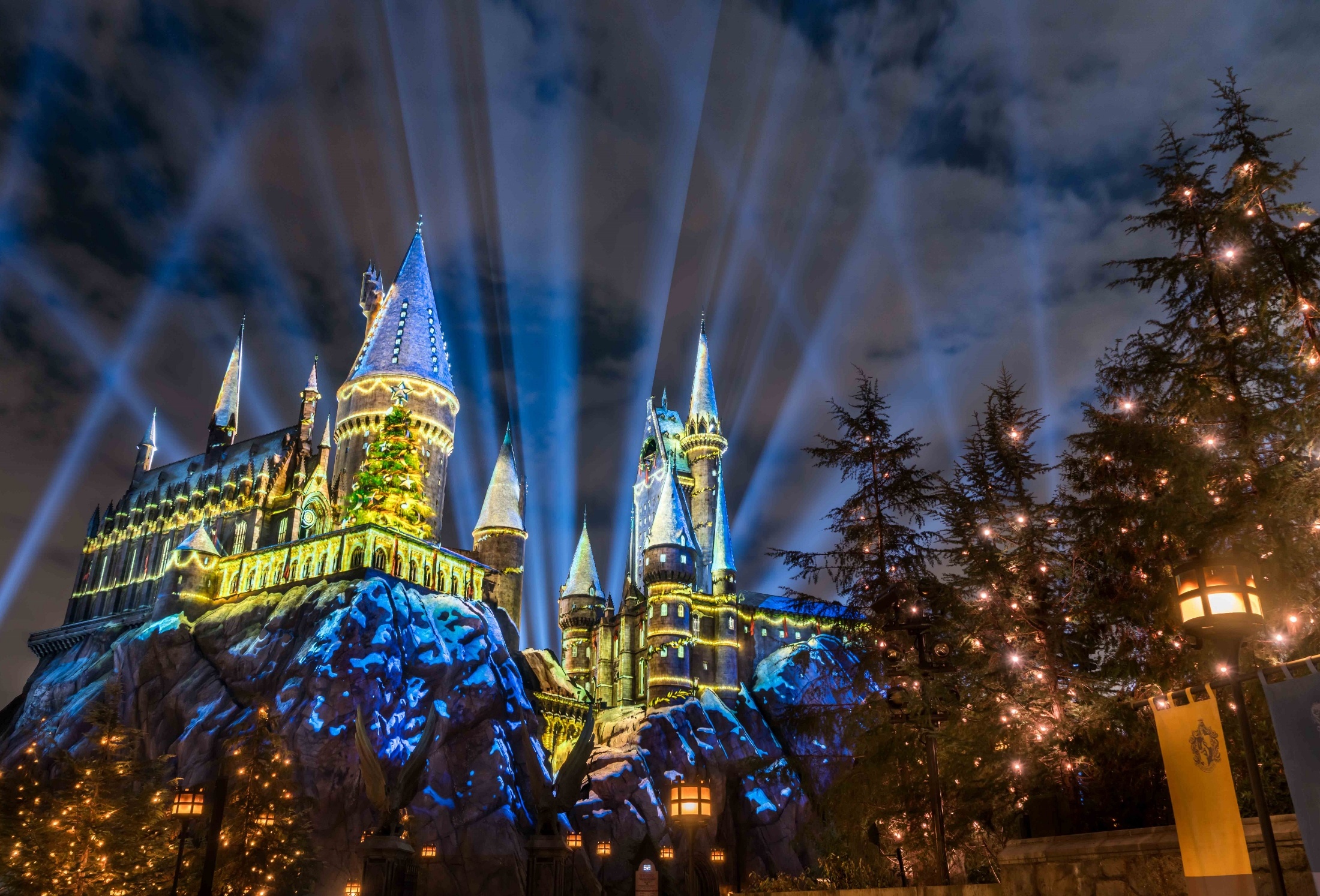 Universal Studios Hollywood, Christmas in the Wizarding World, Captivating show, Magical experience, 2200x1500 HD Desktop