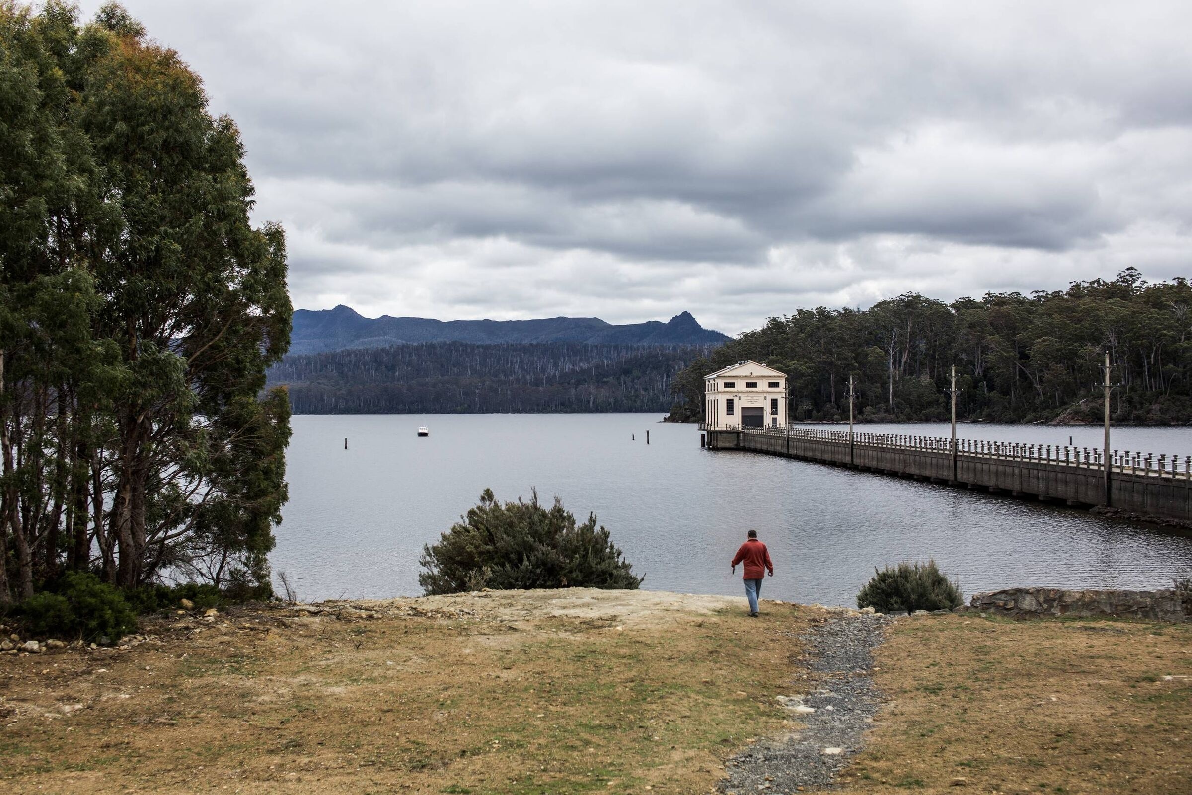 Lake Saint Clair, Pumphouse Point, Architectural marvel, Tasmania, 2400x1610 HD Desktop
