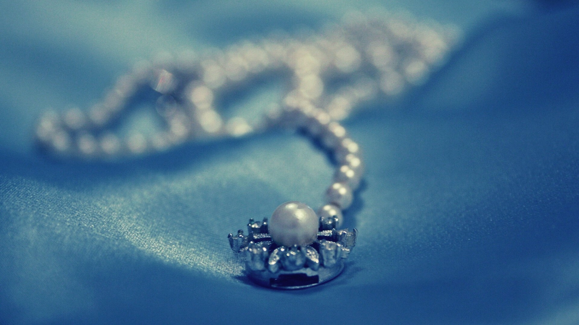 Jewels: Jewelry, Pearl, Organic gemstone formed inside a living pearl-producing mollusk. 1920x1080 Full HD Background.