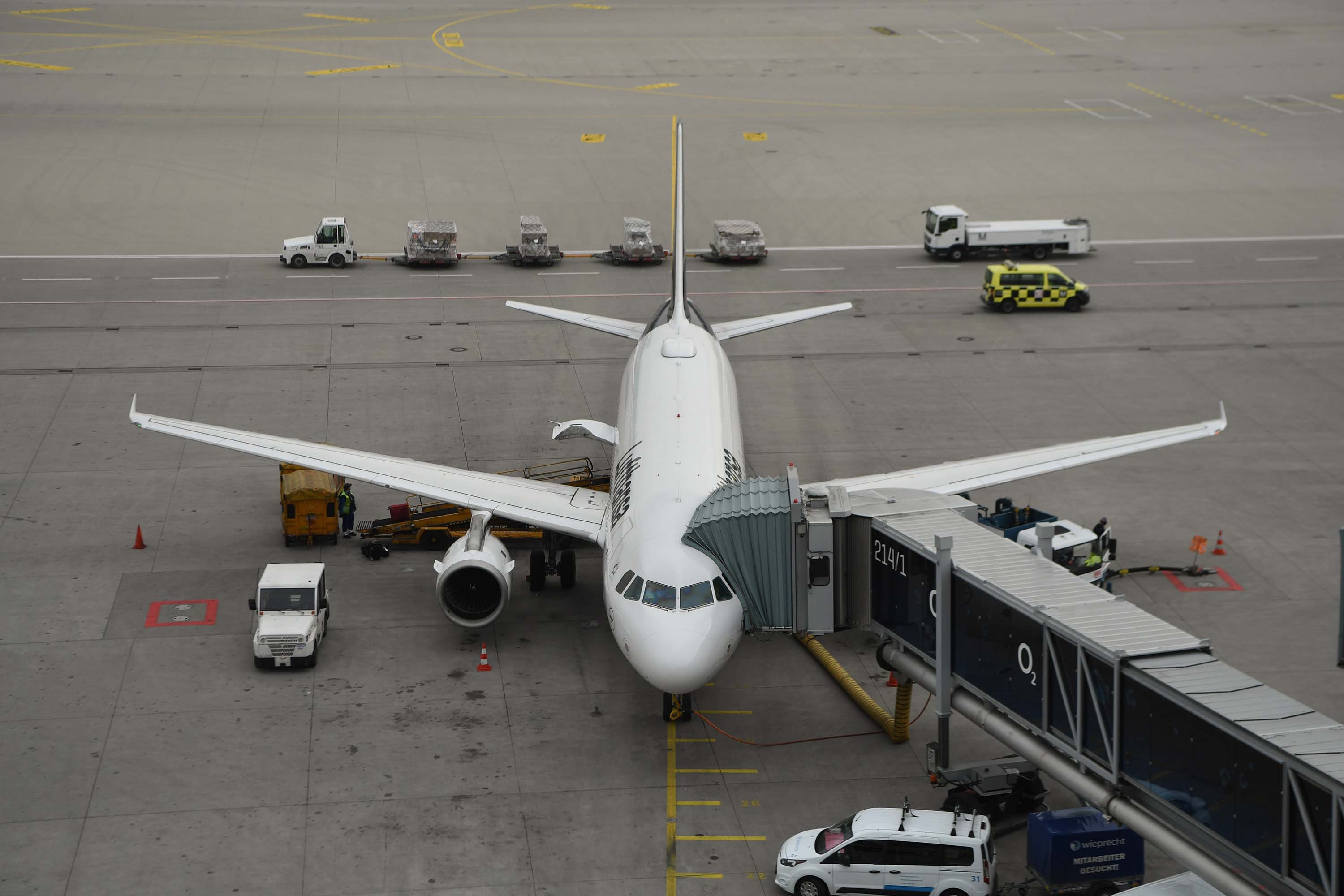 Munich International Airport, Lufthansa fleet, Grounded planes, Impact of crisis, 3000x2000 HD Desktop