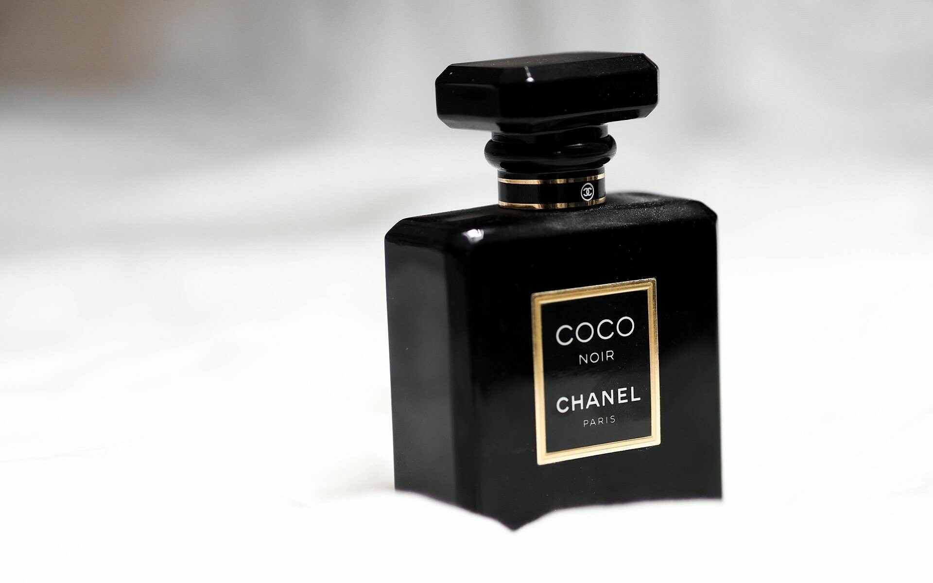 Chanel: The Parisian fashion house, Parfume. 1920x1200 HD Wallpaper.