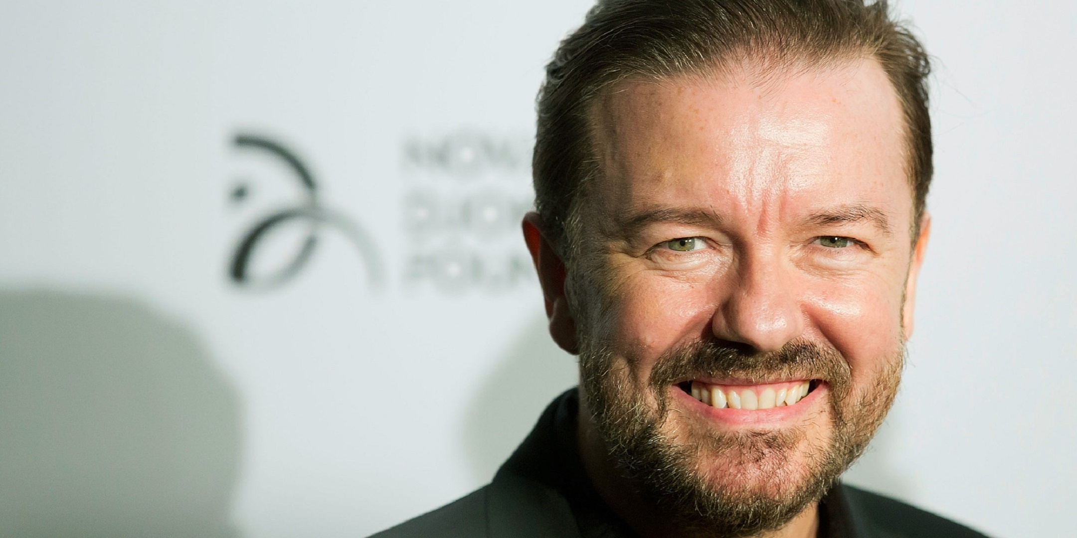 Ricky Gervais, Satirical commentary, Controversial opinions, Unapologetic humor, 2160x1080 Dual Screen Desktop