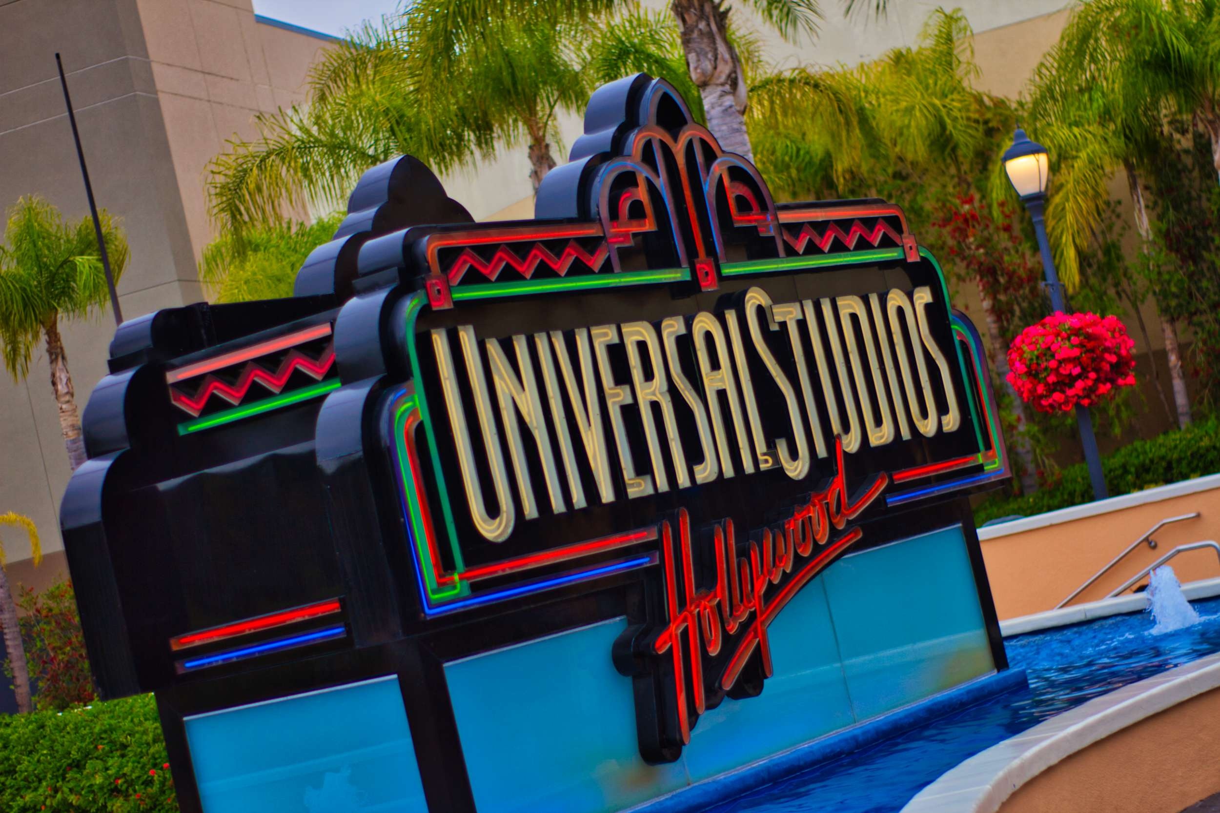 Universal Studios Hollywood, Hogwarts House shirts, Chicken restaurant construction, Universal photo report, 2500x1670 HD Desktop