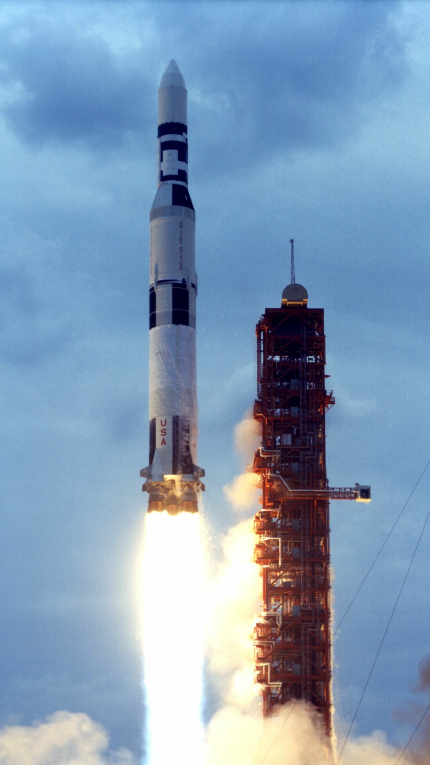Apollo 11: Spacecraft, Saturn V, Human exploration of the Moon. 1440x2560 HD Background.