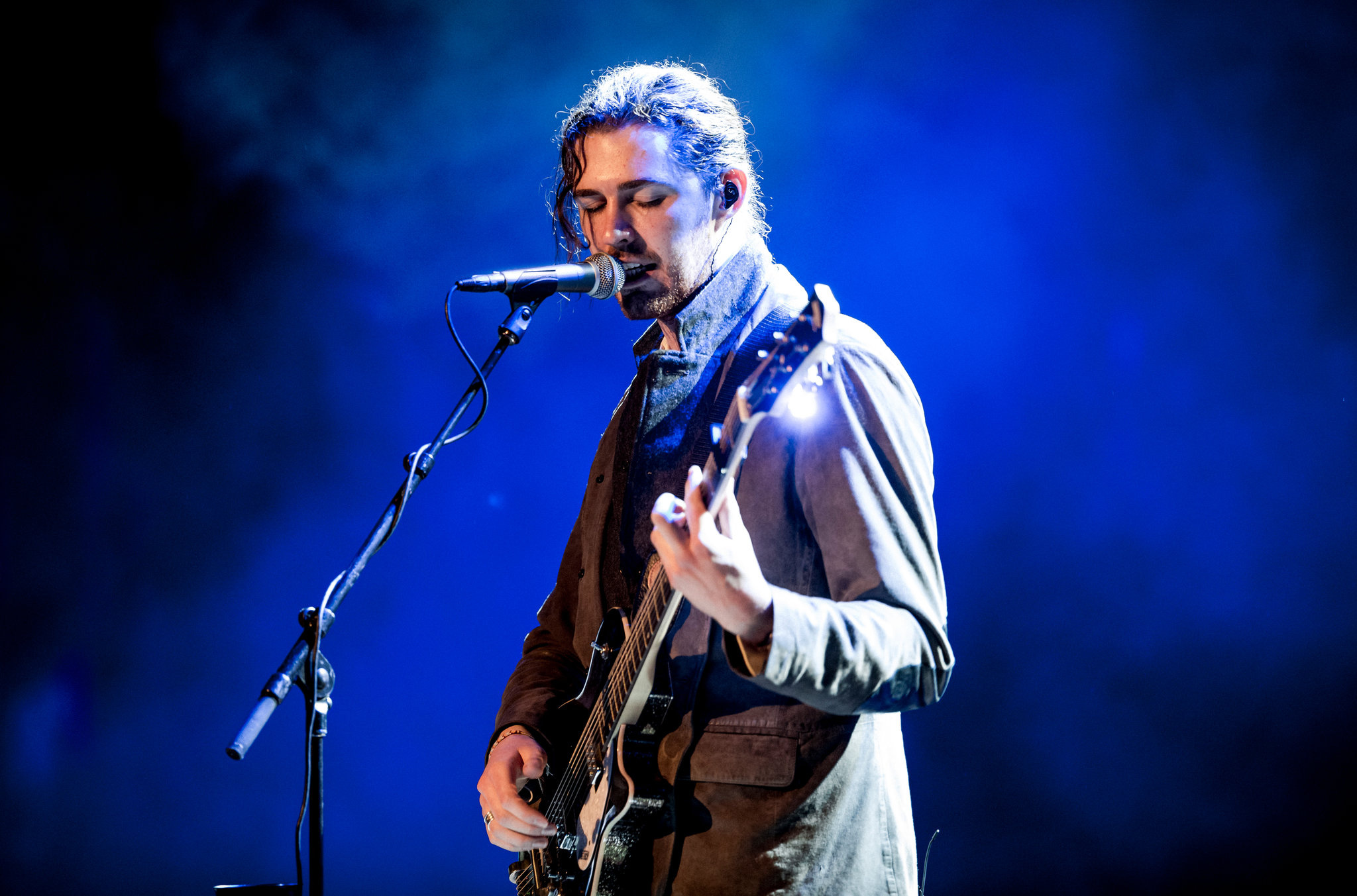 Hozier at Beacon Theater, Love songs, Futilities of life, Somber melodies, 2050x1360 HD Desktop