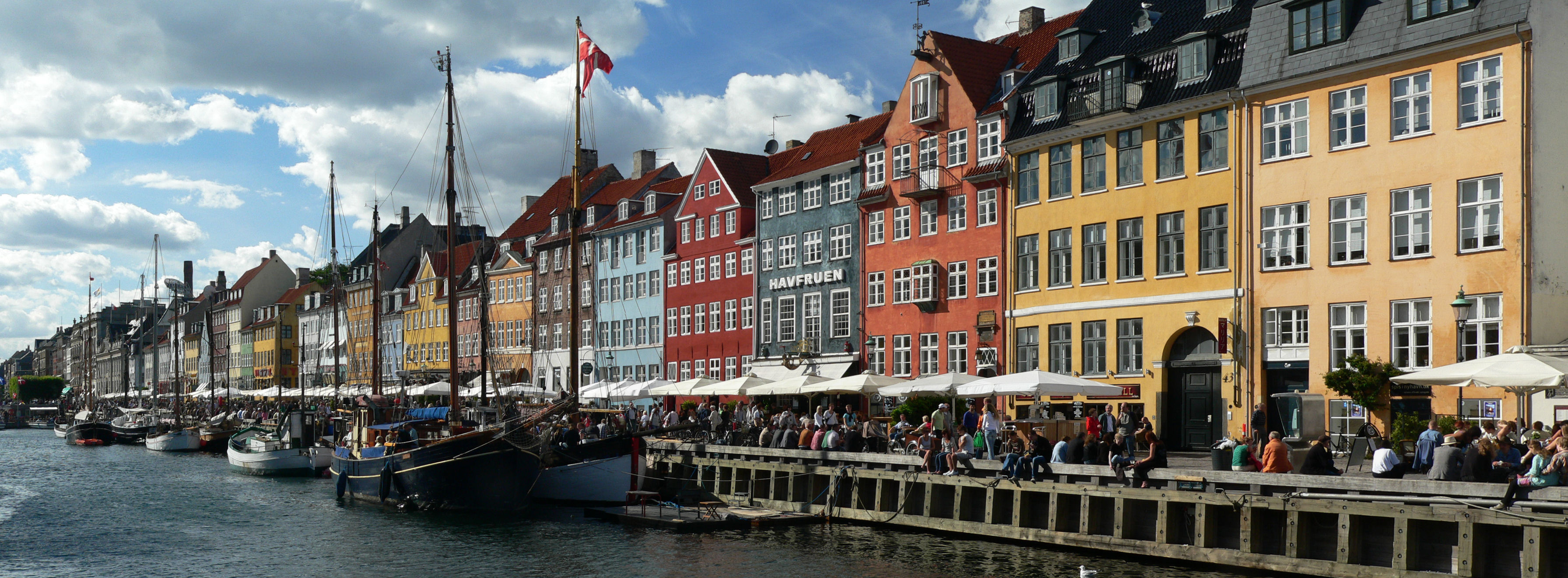 Bunte Gebäude entlang des Nyhavn-Kanals, 3590x1330 Dual Screen Desktop