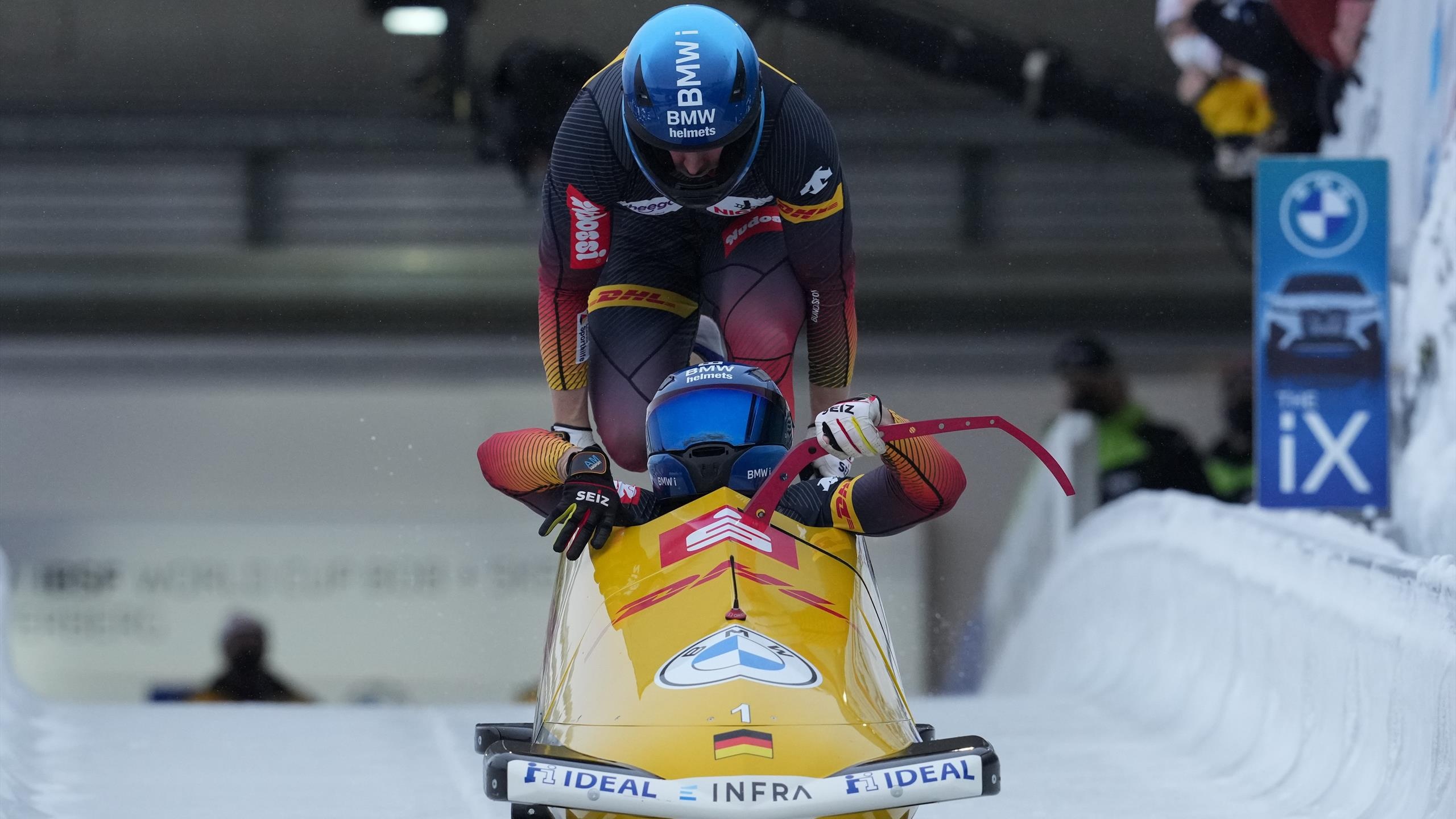 Bobsleigh: A championship organized by Germany's Bobsleigh, Luge and Skeleton Federation. 2560x1440 HD Wallpaper.